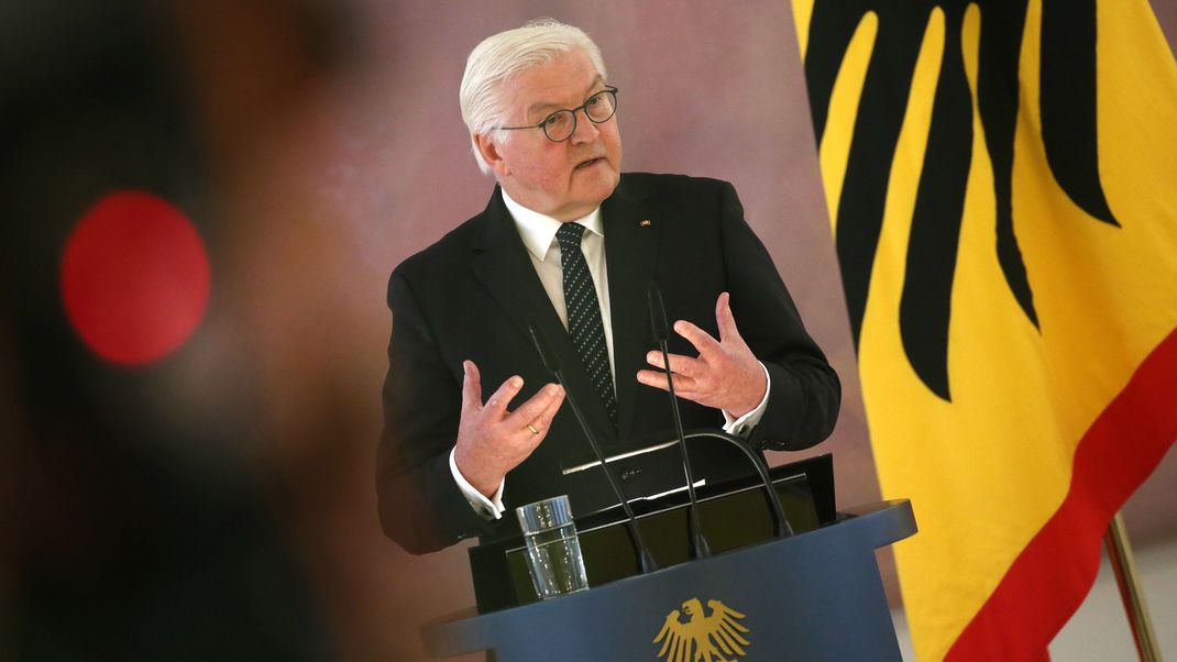 Steinmeier ist ein erfahrener Politiker, der seit langer Zeit auf der nationalen und internationalen politischen Bühne aktiv ist - jetzt ist er besorgt um unser Land.