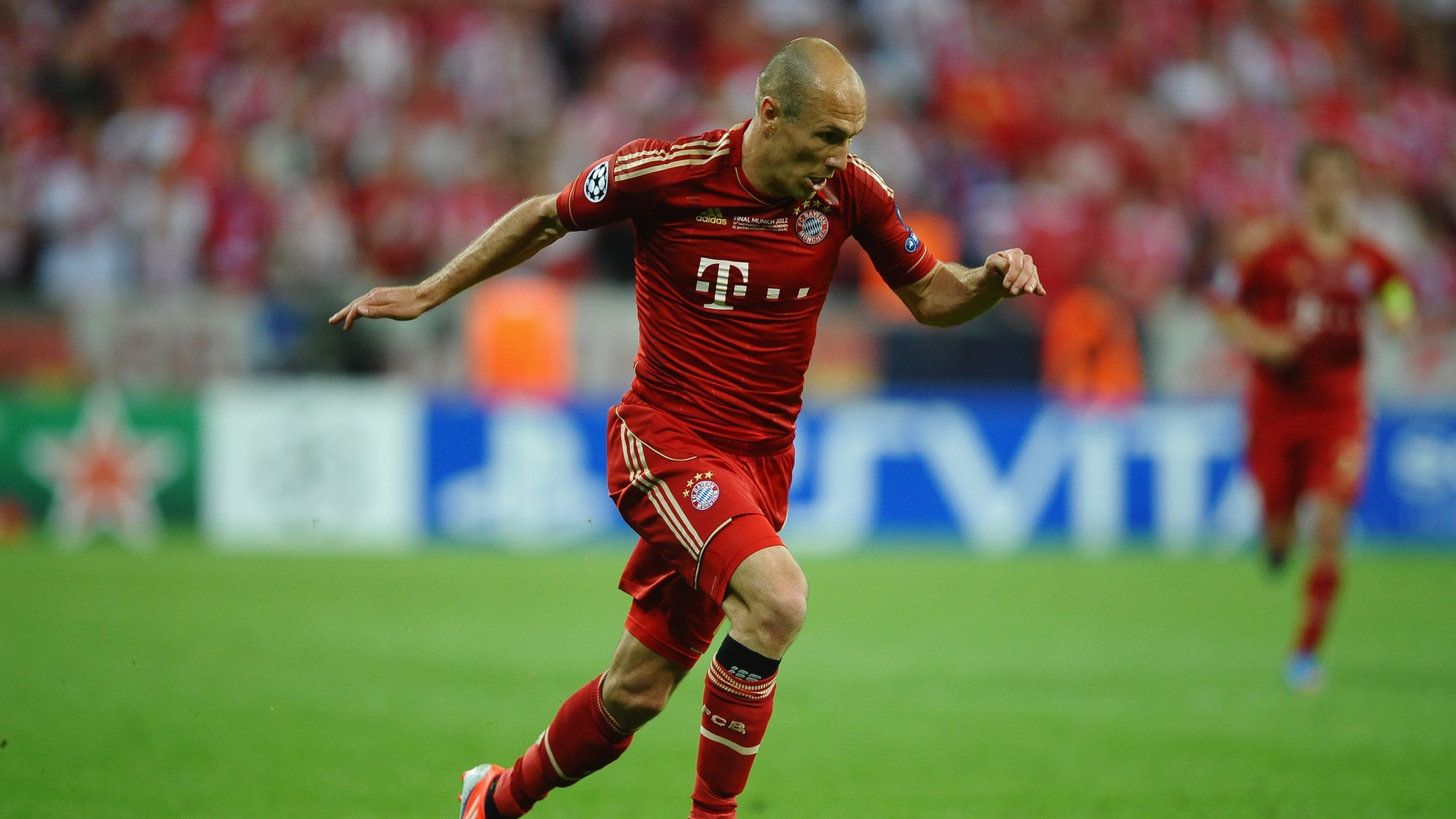 
                <strong>Arjen Robben</strong><br>
                Er hätte der Matchwinner werden können: Robben scheiterte mit einem schwachen Strafstoß an Cech in der 95. Minute, nachdem Ribery zuvor den Elfmeter heraus holte. Dafür erzielte er 2013 im Finale in Wembley den entscheidenden Treffer.
              