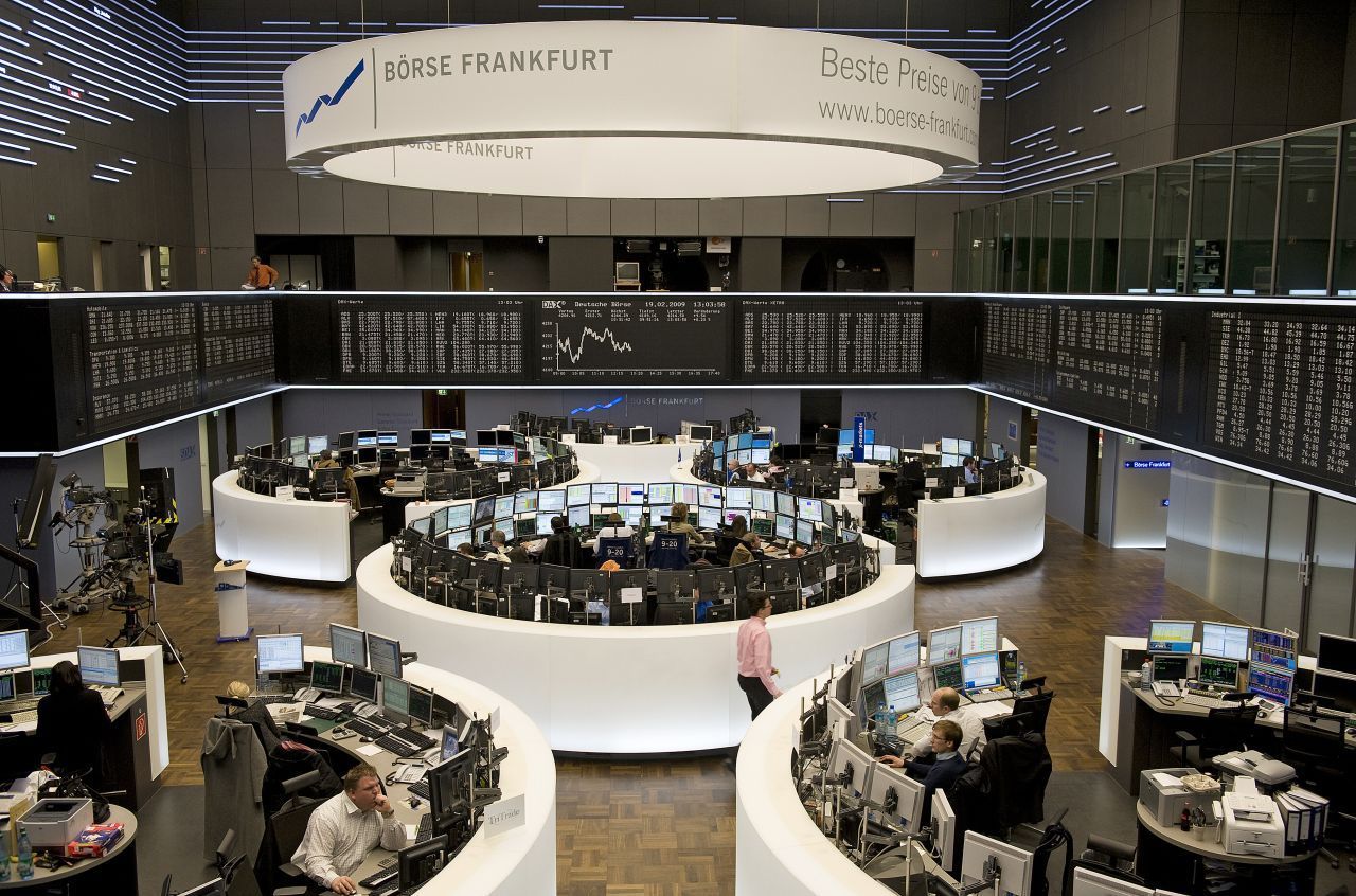 Gerade mal auf Platz 10: Die Frankfurter Börse ist zwar Deutschlands größte, im internationalen Vergleich ist sie mit knapp 1,8 Billionen Dollar  Gesamtwert aber gar nicht so groß.