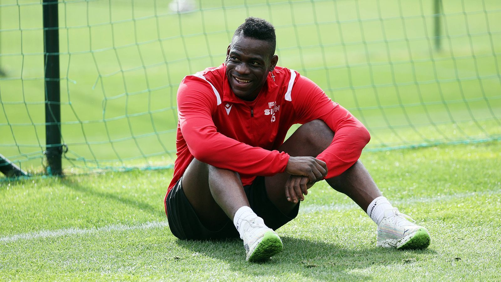 
                <strong>Mario Balotelli (Puma)</strong><br>
                Mario Balotelli ist ein bisschen aus dem Fokus der Fußballwelt gerückt. Trotzdem besitzt der Italiener einen stolzen Ausrüster-Vertrag: 5,65 Millionen jährlich gibt es für den Schuh-Deal mit "Puma". Die Zusammenarbeit läuft 2024 aus. Der 32-Jährige spielt derzeit beim Schweizer Erstligisten FC Sion.
              