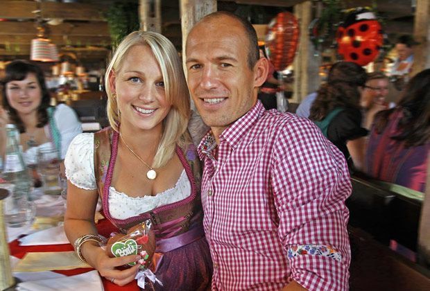 
                <strong>Bernadien Eillert (Arjen Robben)</strong><br>
                Arjen Robben lernte seine Bernadien in der Schule kennen, heiratete die spätere Lehrerin 2007 in Groningen. Sie gilt als ruhig und bescheiden.
              