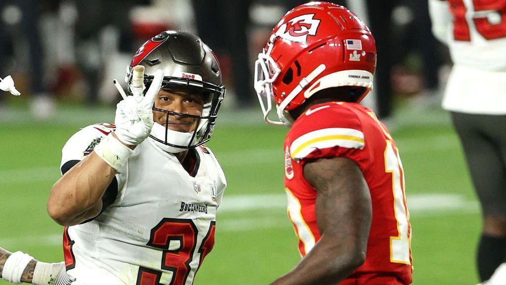 
                <strong>Gewinner: Antoine Winfield Jr. (Tampa Bay Buccaneers)</strong><br>
                Dass die Defense der Tampa Bay Buccaneers zu den besten gehört und hauptverantwortlich für den Gewinn des Super Bowls war, lag auch an Rookie Antoine Winfield Jr.. Der Safety, der beim NFL Draft 2020 in die zweite Runde fiel, erwies sich als absoluter Steal für die Buccaneers. 112 Tackles, drei Sacks, acht abgewehrte Pässe und zwei Interceptions stehen für Winfield Jr. zu Buche. Im Super Bowl holte er sich auch noch seine persönliche Rache gegen Tyreek Hill ab (siehe Foto), der ihn beim Regular Season-Spiel zwischen den Bucs und den Kansas City Chiefs mit einem Peace-Zeichen provoziert hatte. Nun zeigte Winfield Jr. seinerseits das Peace-Zeichen.
              