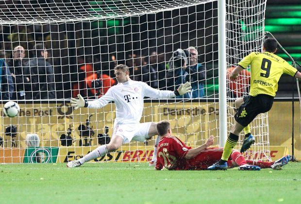 
                <strong>Neuer gegen Lewandowski</strong><br>
                Den größten Triumph gegen Manuel Neuer und die Bayern gönnt sich Robert Lewandowski am 12. Mai 2012. Im Pokalfinale von Berlin schenkt der BVB-Stürmer seinem damaligen Widersacher drei Tore ein - Dortmund gewinnt am Ende 5:2.
              