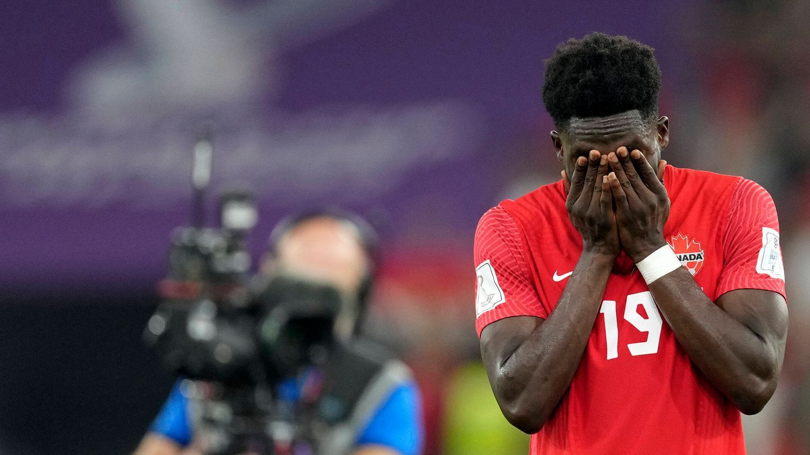 
                <strong>Alphonso Davies verlor mit Kanada alle drei Gruppenspiele</strong><br>
                Für Alphonso Davies dürfte es zunächst ein Erfolg gewesen sein, sich mit Kanada überhaupt für die WM qualifiziert zu haben. Dies war seiner Nation seit dem Jahre 1986 nicht mehr gelungen. Das Turnier an sich war allerdings eine Enttäuschung. Kanada verlor alle drei Gruppenspiele gegen Belgien, Kroatien und Marokko. Ein kleines Trostpflaster für Davies: Er schoss das einzige Tor für sein Team.
              