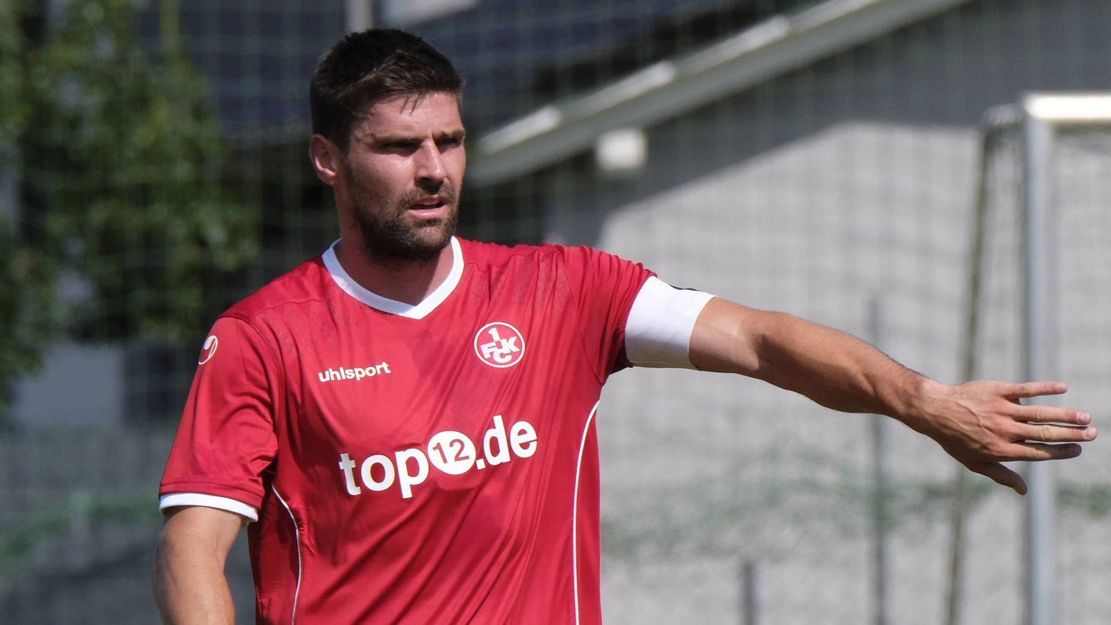 
                <strong>Florian Dick (1. FC Kaiserslautern)</strong><br>
                Auf 375 Profi-Einsätze für den Karlsruher SC, den 1. FC Kaiserslautern und Arminia Bielefeld in den drei höchsten Spielklassen in Deutschland kommt Florian Dick. Mit der Arminia packte der kantige Abwehrspieler schon einmal den direkten Wiederaufstieg in die 2. Liga. Das will der 31-Jährige nun auch mit dem FCK bewerkstelligen, für den er bereits zwischen 2008 und 2014 auflief, u.a. auch 62 Mal in der Bundesliga.
              