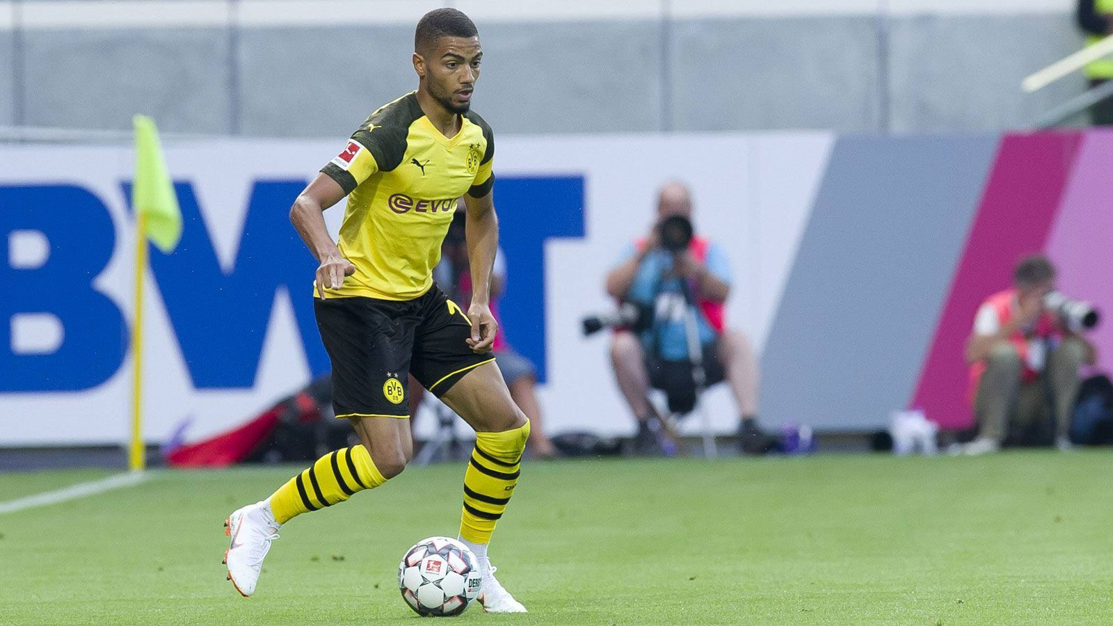 
                <strong>Jeremy Toljan</strong><br>
                Nach einer überaus erfolgreichen U21-Europameisterschaft inklusive Titel schnappte sich der BVB im Sommer 2017 Rechtsverteidiger Jeremy Toljan von der TSG Hoffenheim. Im Gegenzug wanderten sieben Millionen Euro auf das Konto der Kraichgauer. Nach 23 Partien im schwarz-gelben Dress war Schluss im Ruhrpott, über die Zwischenstation Celtic Glasgow landete der gebürtige Stuttgarter zunächst auf Leihbasis in Italien bei US Sassuolo. Beim Tabellenachten der abgelaufenen Serie-A-Saison erkämpfte er sich einen Stammplatz. Inzwischen haben sich die Italiener mit dem BVB auf eine feste Verpflichtung des ehemaligen Junioren-Nationalspielers geeinigt und 3,5 Millionen Euro an Ablöse überwiesen.
              