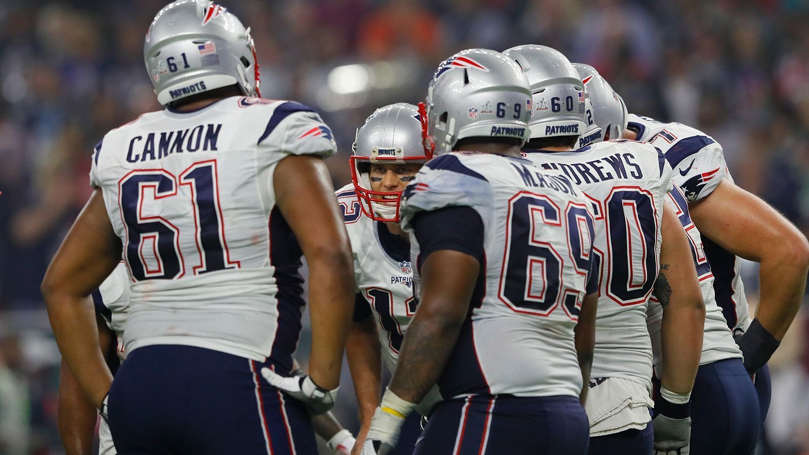 
                <strong>Newton-Beschützer gesucht</strong><br>
                Auch in der Offensive müssen einige Fragen beantwortet werden, angefangen in der Offensive Line. Marcus Cannon, der seit Jahren konstant auf Right Tackle spielte, wird den "Pats" fehlen. Korey Cunningham und Yodny Cajuste werden als potentielle Ersatz-Männer gehandelt. Cunningham kam bisher nur selten zum Einsatz. Cajuste dürfte nach überstandener Verletzung die besseren Chancen haben. Die Patriots wählten ihn in der dritten Runde des NFL Drafts 2019.
              