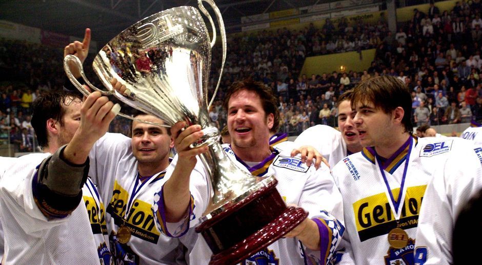 
                <strong>Statistik</strong><br>
                Man mag es nicht glauben, aber erst einmal gab es das Duell Hauptrundenerster gegen -zweiter in den DEL-Finals. Dieser liegt bereits 18 Jahre zurück, stammt aus der Saison 2000, als die damaligen zweitplatzierten München Barons den Ersten Kölner Haie mit 3:1 schlugen. Am häufigsten duellierten sich übrigens Hauptrunden-Erster und -Dritter (8x).
              