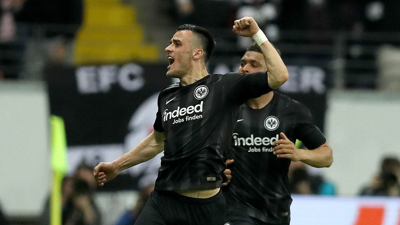 
                <strong>Filip Kostic</strong><br>
                Hat die erste gute Möglichkeit für die Eintracht, seinem Flachschuss fehlt es aber an Wucht und Präzision (8.). Frankfurts Offensivspiel konzentriert sich im ersten Durchgang deutlich auf seine linke Seite. Die Flanken gegen die tief stehenden Portugiesen kommen zu Spielbeginn zu ungenau. Bringt die Eintracht nach Pfostentreffer Gacinovic aus Abseitsposition in Führung (36.). In der Folge von seinem Treffer beflügelt. Der Aktivposten im Frankfurter Spiel. ran-Note: 2
              