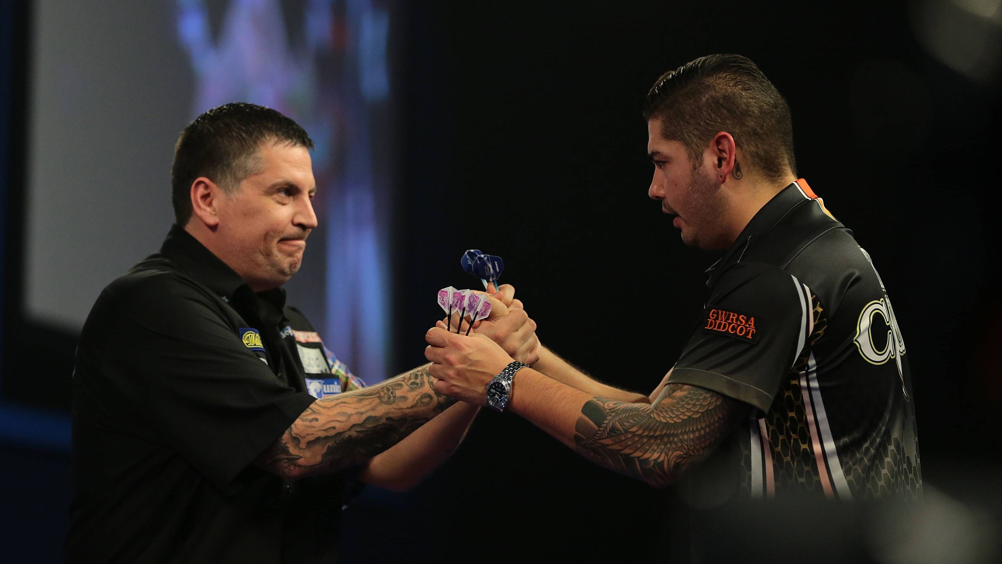 <strong>2. Januar 2016: Gary Anderson (Halbfinale vs. Jelle Klaasen)</strong><br>Bereits die WM 2015 hatte Gary Anderson gewinnen können, ein Jahr später machte der Schotte den Doppelschlag perfekt. Auf dem Weg zum zweiten WM-Titel <a href="https://www.youtube.com/watch?v=FQY8z6N8jOw">gelang ihm im Halbfinale gegen Jelle Klaasen das perfekte Spiel</a>. Ohnehin war Anderson in jener Partie quasi unantastbar. Mit einem 107er-Average prügelte er Klaasen ohne Satzverlust von der Bühne.