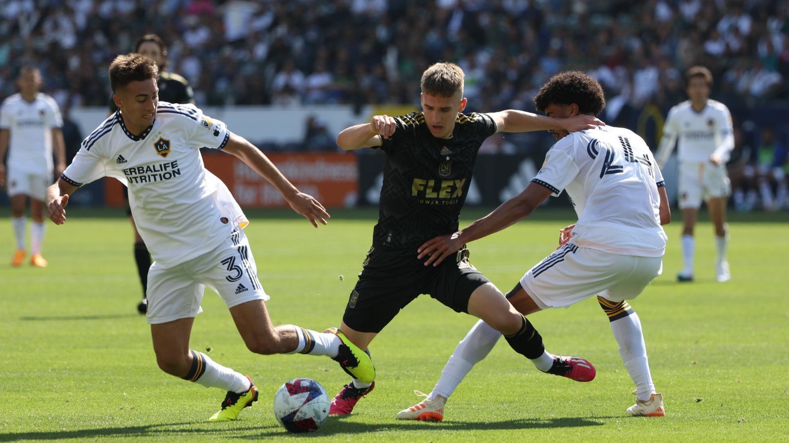 
                <strong>Kroatien: Stipe Biuk (Los Angeles FC)</strong><br>
                &#x2022; Linksaußen<br>&#x2022; 20 Jahre alt (2002)<br>&#x2022; Zwei Tore in zehn Länderspielen für Kroatiens U21-Nationalmannschaft<br>&#x2022; Markwert: 6,5 Millionen Euro<br>
              