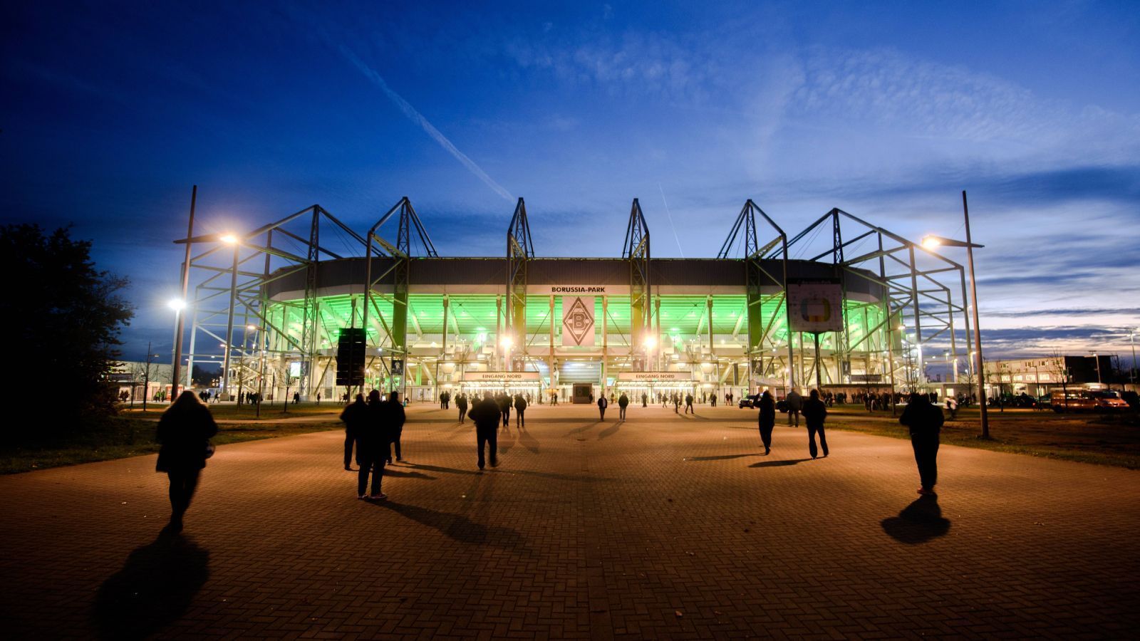 
                <strong>Platz 11: Borussia-Park (Borussia Mönchengladbach)</strong><br>
                Der Borussia-Park in Mönchengladbach hat es immerhin vor die Allianz Arena geschafft, insgesamt aber nur auf Rang elf. An der Außenseite der Arena werden die Legenden der Borussia geehrt und vor dem Stadion gibt es ein Relief mit weiteren verdienten Spielern. Allerdings ist die Anreise ins Stadion steiniger als der Jakobsweg! Nicht nur verstopft jedes Borussia-Heimspiel regelmäßig die Autobahnen A44 und A61, auf den Parkplätzen rund ums Stadion geht lange nach Abpfiff bei Vielen fast gar nichts. Bus-Shuttles gibt es nur von den weit entfernten Hauptbahnhöfen Mönchengladbach und der Weltmetropole Rheydt. 
              