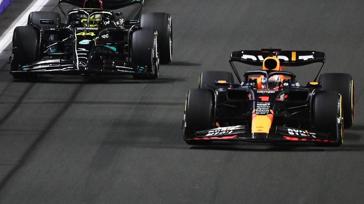 Lewis Hamilton war in Runde 12 nur Kanonenfutter für Max Verstappen im RB19