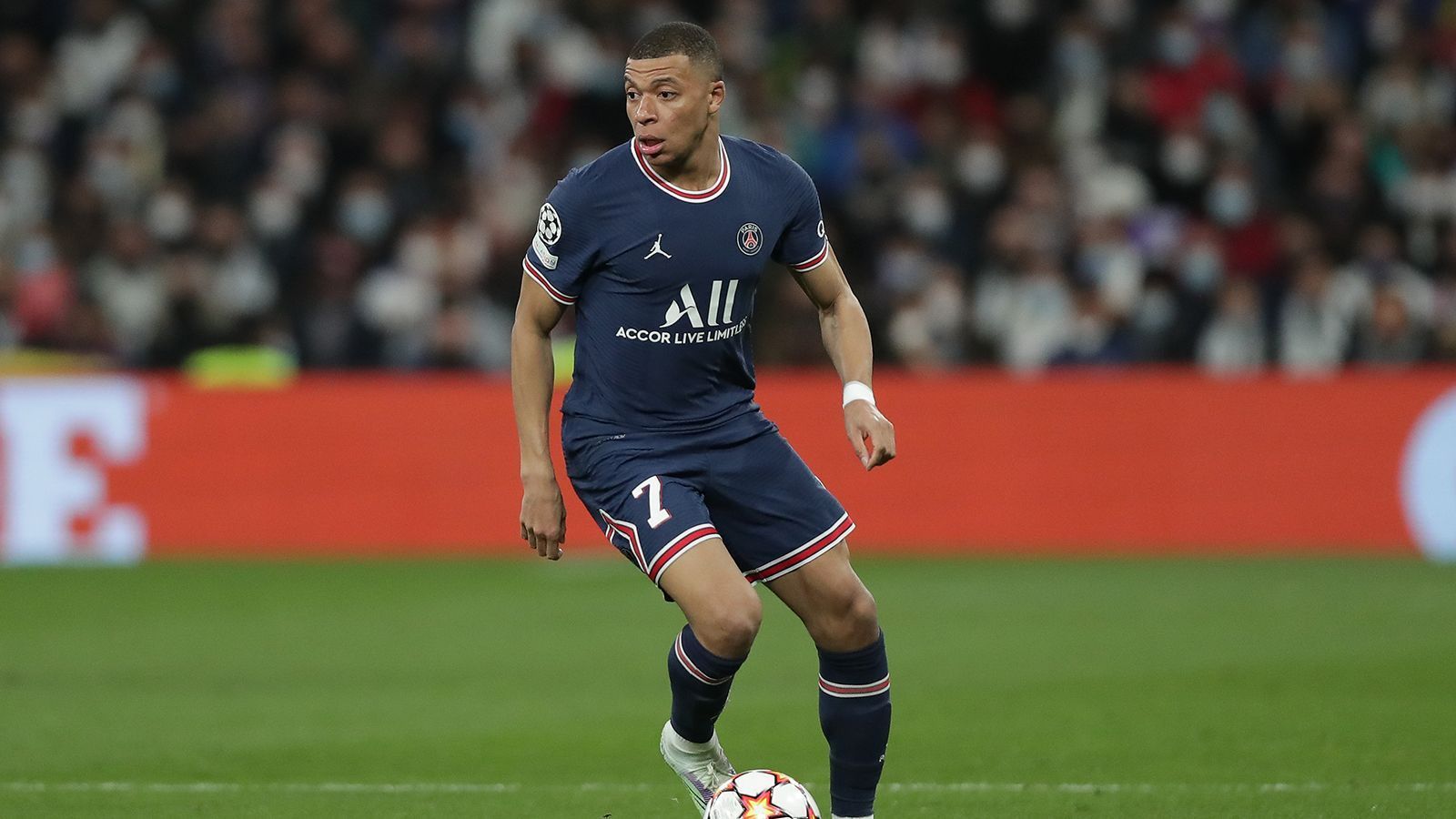 
                <strong>Linker Flügelstürmer: Kylian Mbappe (Paris Saint-Germain)</strong><br>
                Kylian Mbappe rückt in dieser Formation auf den Flügel, wo er sein Tempo und seine Dribbel-Stärke ausspielen kann. Der Franzose entschied sich jüngst, bei PSG zu bleiben, sehr zur Freude seines Kontostandes. Der 23-Jährige traf vergangene Saison 39 Mal, zeigte mit 26 Vorlagen aber auch immer wieder seine Qualität als Vorbereiter.
              