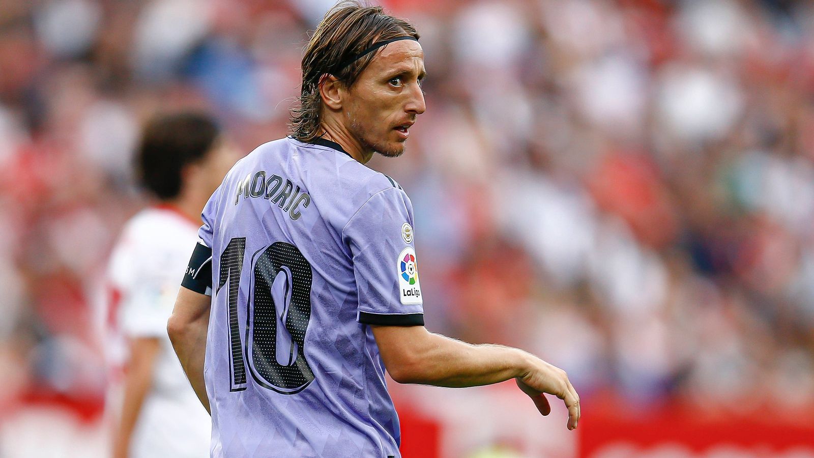 
                <strong>Luka Modric</strong><br>
                Eine andere lebende Real-Legende im zentralen Mittelfeld ist Luka Modric. Der Kroate ist 37 Jahre alt und spielt seit 2012 in Madrid, auch er soll bald um ein weiteres Jahr verlängern. Gut möglich, dass im Sommer 2024 dann sowohl Kroos wie auch Modric Real verlassen. Bellingham könnte in der ersten Saison von den beiden Routiniers lernen und dann im nächsten Jahr eine Chefrolle übernehmen. Nicht umsonst haben die Königlichen den Engländer mit einem Vertrag bis 2029 ausgestattet.
              