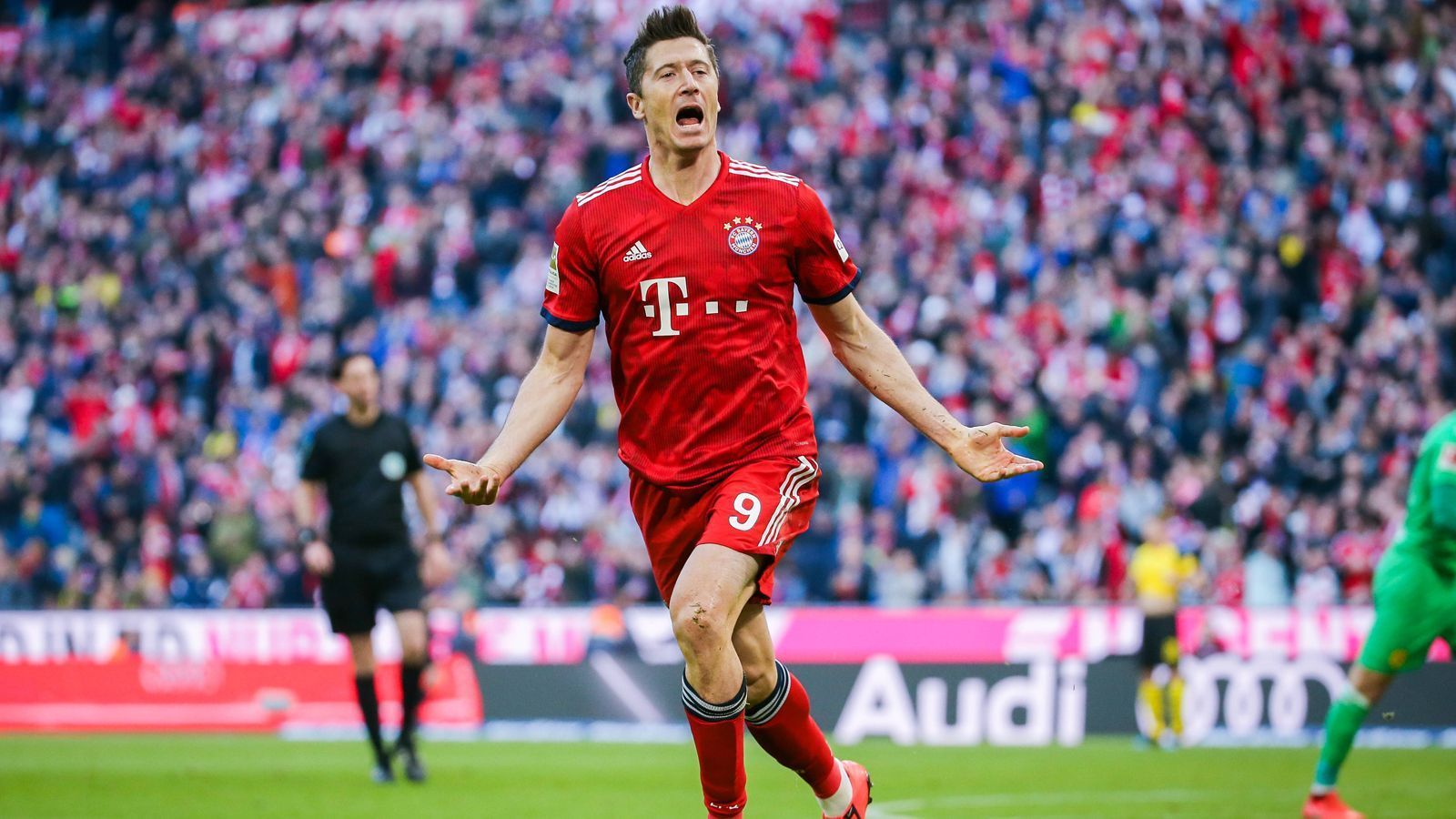 
                <strong>Lewandowski trifft zum 5. Mal in Folge gegen Ex-Club</strong><br>
                Vom BVB-Held zum BVB-Alptraum: Bayern-Stürmer Robert Lewandowski bewies gegen seinen Ex-Verein Borussia Dortmund erneut seine Treffsicherheit. Sein Tor zum zwischenzeitlichen 2:0 im Spitzenspiel war sein insgesamt 200. Bundesligator. Später traf er auch noch zum 5:0-Endstand. Er liegt damit auf Platz fünf der ewigen Bundesliga-Torschützenliste. Ebenfalls beeindruckend: Er traf nun bereits zum fünften Mal in Folge gegen seinen Ex-Verein. Eine solche Serie hat es noch nie zuvor gegeben.
              