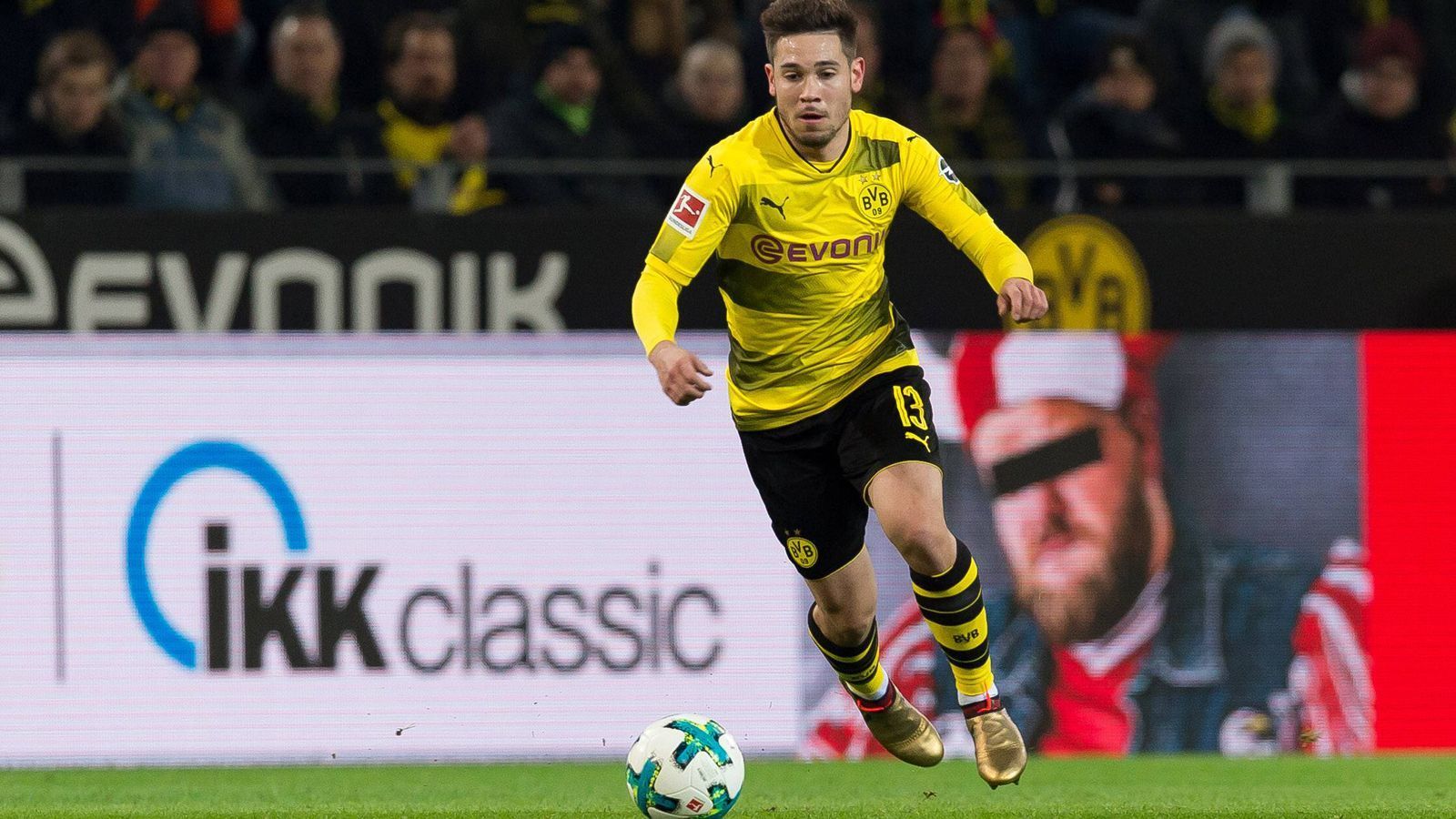 
                <strong>Linksverteidiger: Raphael Guerreiro / Marcel Schmelzer</strong><br>
                Der Portugiese sollte links defensiv im Normalfall gesetzt sein. Leider ist Guerreiro extrem verletzungsanfällig und absolvierte in der letzten Saison nur neun Bundesligaspiele. Sein Konkurrent und Ex-Kapitän Marcel Schmelzer wird auf erneute Ausfälle des 24-Jährigen "hoffen" müssen, um auf genügend Einsätze zu kommen.
              