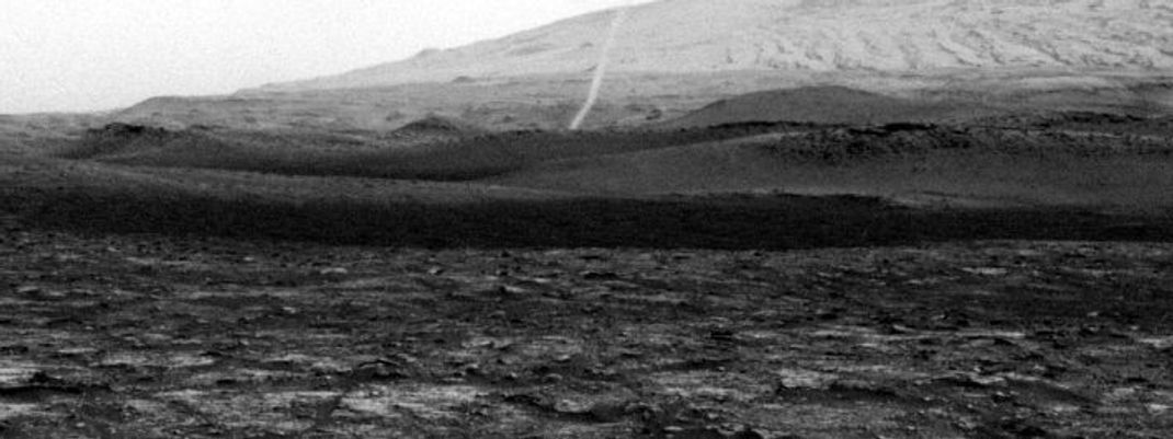 Wie erdähnlich es manchmal auf dem Mars zugeht, konnte Curiosity dokumentieren. Seine Kamera nahmen 2020 eine 50 m hohe Windhose auf.