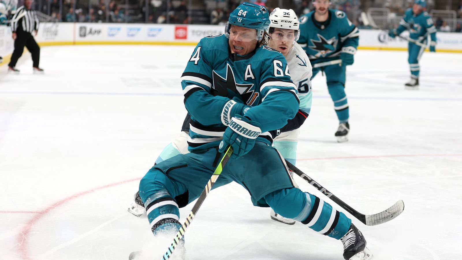 <strong>Finnland: Mikael Granlund (San Jose Sharks)</strong>&nbsp;<br>Auch Team Finnland darf sich auf Unterstützung aus der besten Liga der Welt freuen. Mit Mikael Granlund kommt nicht nur ein gestandener NHL-Star, sondern auch ein Spieler, der mit den Finnen bereits zwei Mal Weltmeister (2011, 2022) geworden ist. Auf der WM-Bühne hatte er seinen ersten großen Auftritt, als er mit einem Lacrosse-Tor gegen Russland für Aufsehen sorgte. Es war das 1:0 beim 2:0-Sieg im Halbfinale der WM 2011 in der Slowakei.