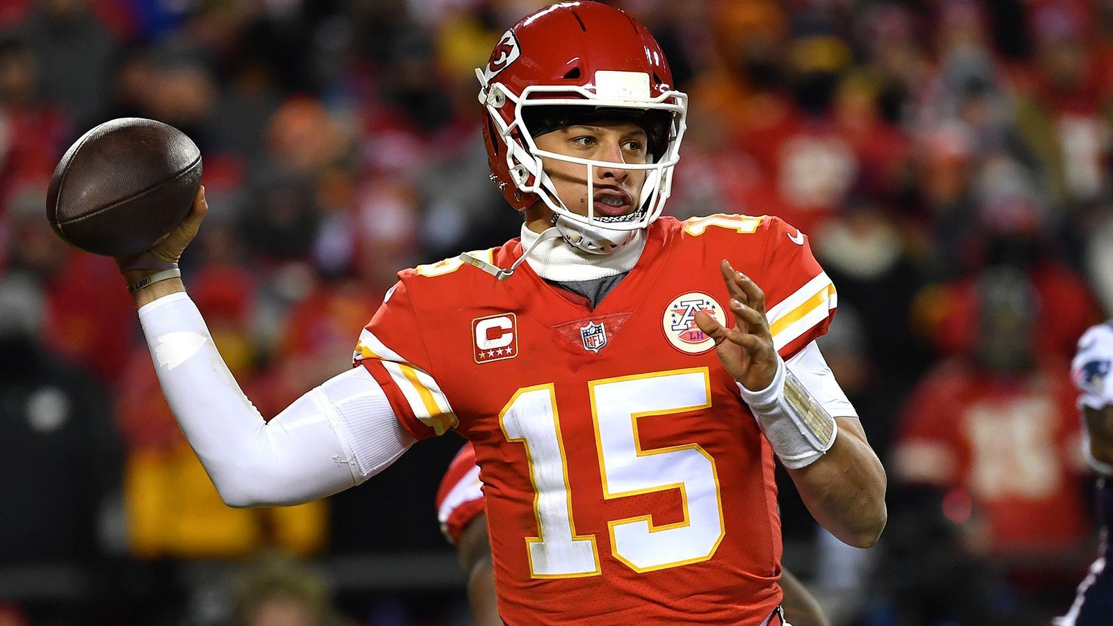 
                <strong>Verlierer: Patrick Mahomes</strong><br>
                Mahomes ein Verlierer? Bei knapp 300 Yards, drei Touchdowns und einem Rating von 117? Wirklich? Der Quarterback der Chiefs wird hier nicht aufgrund seiner Leistung als Verlierer gelistet. Vielmehr ist er dank der etwas eigenartigen Overtime-Regelung der NFL ein gefühlter Verlierer. Nachdem die Patriots in der Verlängerung den Münzwurf gewonnen hatten, konnte Mahomes nur noch von der Seitenlinie aus zugucken, wie Brady die Patriots in den Super Bowl führte. Eingreifen durfte er nicht mehr, weil New England den ersten Drive in der Verlängerung mit einem Touchdown beendeten. Game Over. 
              