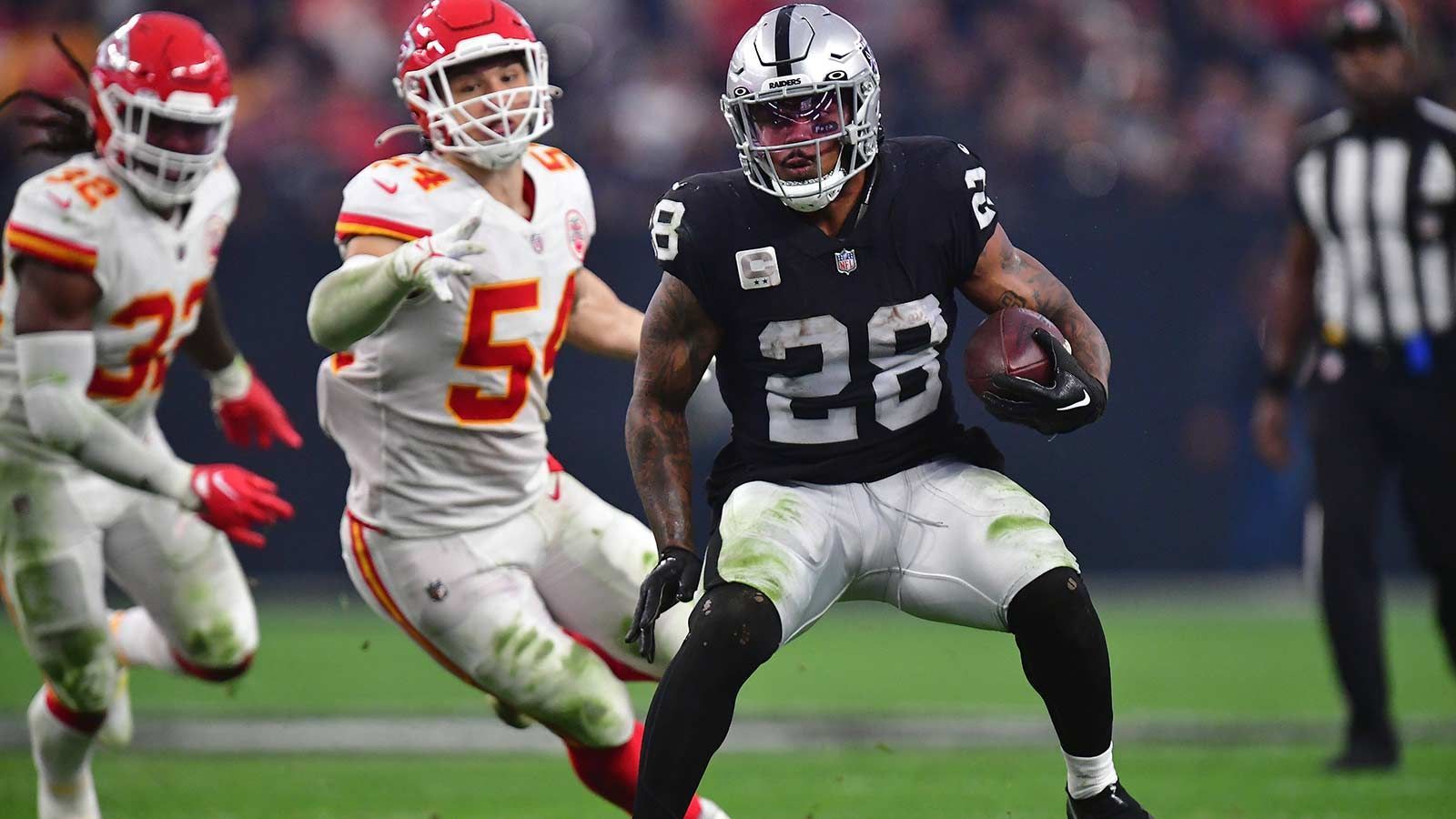 
                <strong>Las Vegas Raiders - Josh Jacobs, Running Back</strong><br>
                Ob Josh Jacobs in der kommenden Saison tatsächlich für die Las Vegas Raiders auflaufen wird, muss sich erst noch zeigen. Schließlich streikt der Running Back aktuell noch für einen neuen Vertrag, da er nicht unter dem Franchise Tag spielen möchte. Und seine Leistungen insbesondere in der vergangenen Saison zeigen, dass seine Forderungen berechtigt sind. Mit 1653 Rushing Yards führte er die gesamte NFL an. Mit zwölf Touchdowns egalisierte der 25-Jährige seine persönliche Saison-Bestleistung und stellte mit 400 Receiving Yards sogar einen neuen Karriere-Rekord auf. Dafür bekam er genug Stimmen, um auf dem fünften Platz des Votings für den besten Offensiv-Spieler zu landen und erhielt seine erste All-Pro-Nominierung.Honorable Mentions: Defensive End Tyree Wilson, Tight End Michael Mayer
              