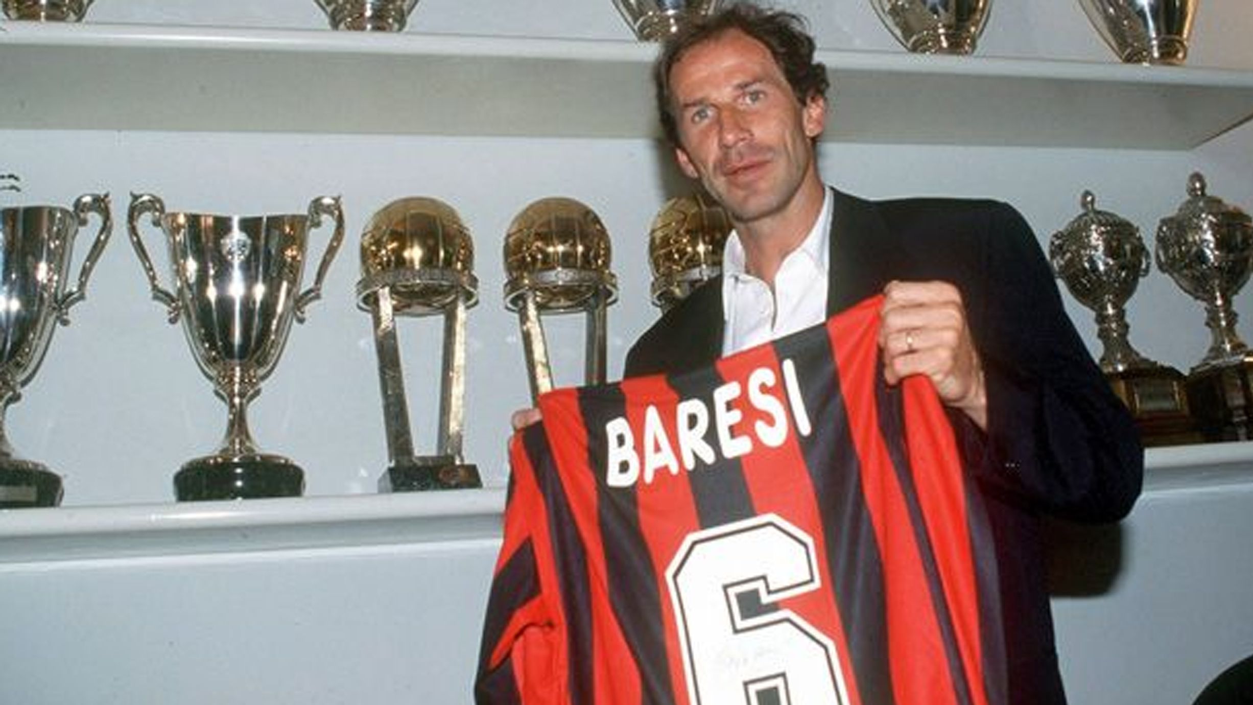 
                <strong>Franco Baresi (AC Milan)</strong><br>
                Neben Maldini gibt es bei den Mailändern einen zweiten Defensivspieler, der schon zu Lebzeiten absolut als Legende bezeichnet werden darf. Baresi bestritt zwischen 1978 und 1997 532 Pflichtspiele und wurde später zum "besten Libero aller Zeiten" geadelt. Die Nummer 6, die er sowohl in Klub als auch Nationalmannschaft trug, ist bei Milan seitdem tabu für andere Profis. Kurios: Baresis Bruder Giuseppe spielte fast 400 Mal für den Stadtrivalen Inter Mailand.
              