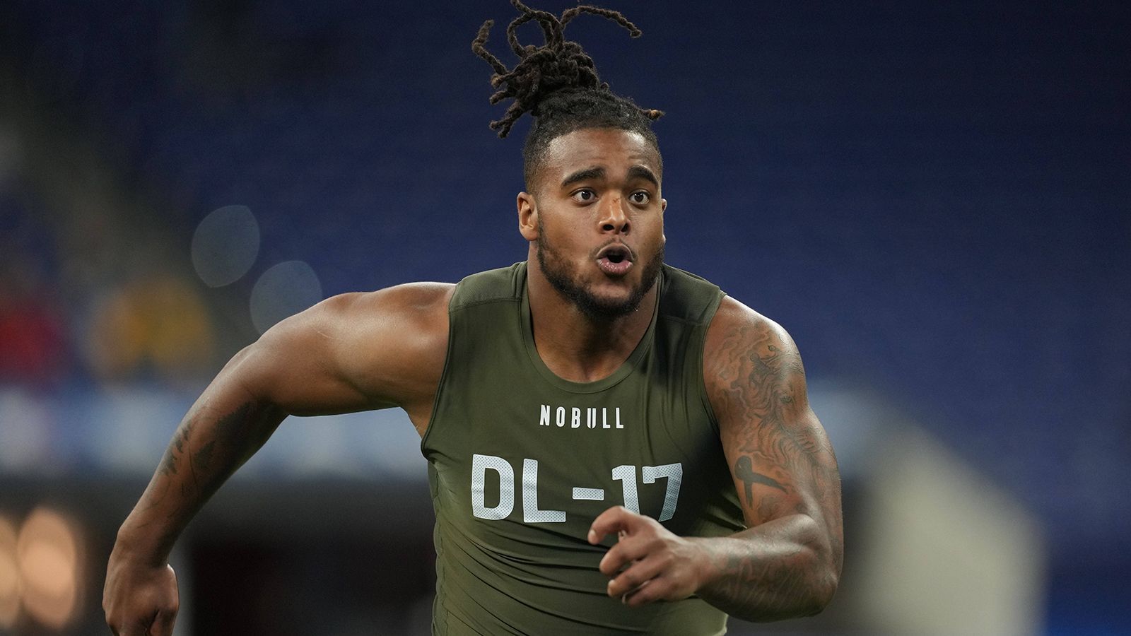 <strong>Dante Stills (Defensive Tackle, Arizona Cardinals)</strong><br>
                Wertvolle Tipps bekam Dante Stills schon früh von seinem Vater Gary Stills - musste jedoch auch bald erkennen, dass die beiden nicht gleich sind: "Ich konnte mit ihm über bestimmte Pass-Rush-Moves sprechen, aber ich musste erkennen, dass ich nicht er bin. Es war also ziemlich schwer für mich, mir Filme von ihm anzusehen, weil er viel schneller ist", erzählte Dante "ESPN". Geschadet hat es aber allemal nicht, Dante wurde im Draft 2023 von den Cardinals ausgewählt