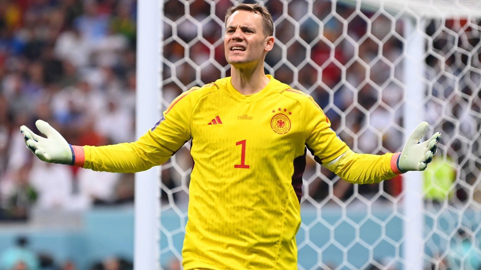 
                <strong>Manuel Neuer</strong><br>
                Schreibt in seinem 18. WM-Spiel Geschichte und zieht mit Sepp Maier und Brasilien-Keeper Claudio Taffarel gleich. Bewahrt die deutsche Elf in der 7. Minute mit einer Glanzparade gegen Olmo vor dem frühen Rückstand, leistet sich danach aber einige Patzer, wovon einer um ein Haar zum Gegentor geführt hätte, wäre Raum nicht dazwischen gegangen. Seine Abstöße landen zu oft beim Gegner. Beim Gegentor chancenlos. ran-Note: 3
              