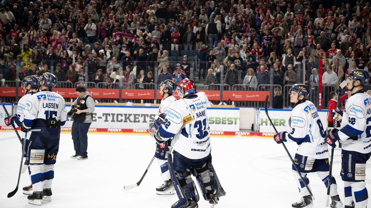 PENNY DEL 1; Kölner Haie - Iserlohn Roosters; Köln, 12.10.2025 Hendrik Hane (Iserlohn Roosters, 32); Matias Lassen (Iserlohn Roosters, 15); Daniel Geiger (Iserlohn Roosters, 8); PENNY DEL 1; Kölner...
