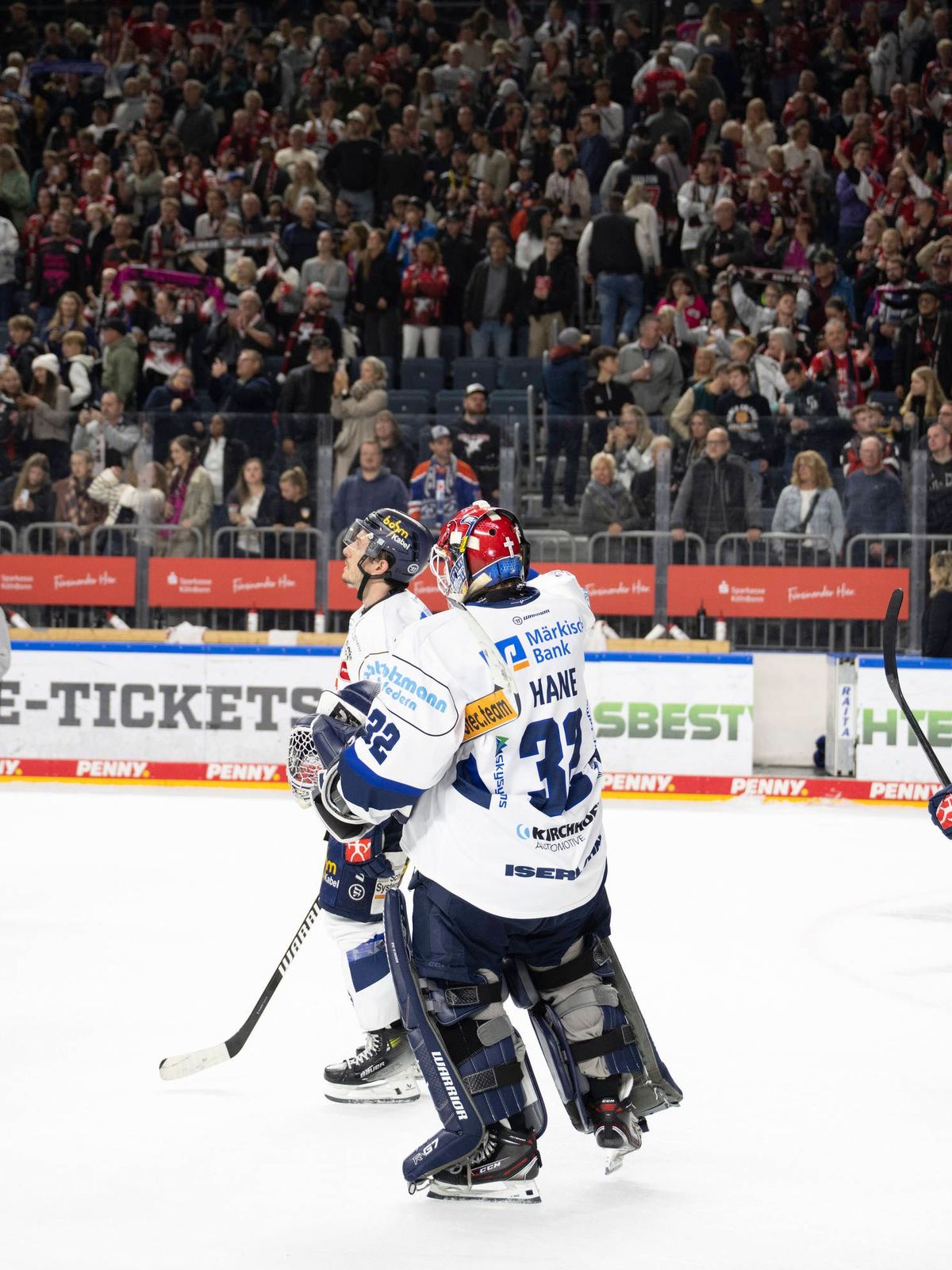 PENNY DEL 1; Kölner Haie - Iserlohn Roosters; Köln, 12.10.2025 Hendrik Hane (Iserlohn Roosters, 32); Matias Lassen (Iserlohn Roosters, 15); Daniel Geiger (Iserlohn Roosters, 8); PENNY DEL 1; Kölner...