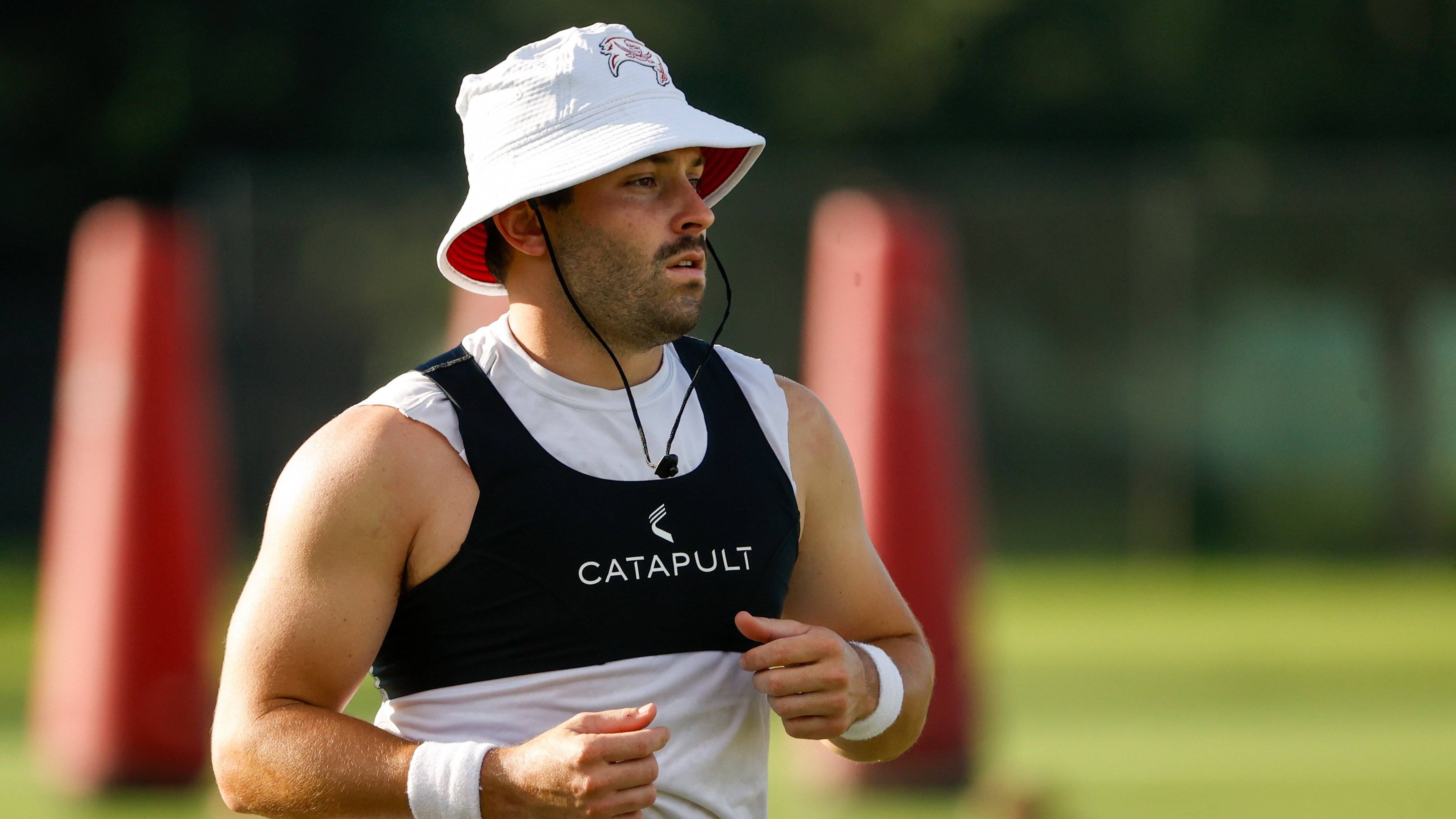 <em><strong>Baker Mayfield (Tampa Bay Buccaneers)</strong><br>Schockmoment im Bucs-Training! Quarterback Baker Mayfield verpasst die Einheit am Freitag, nachdem er sich am Donnerstag im Training verletzt hat. Wie "NFL Media" berichtet, hat sich der 30-Jährige während des Trainings eine Prellung an seiner Wurfhand zugezogen. Demnach wurde Mayfield vorsichtshalber untersucht, sein Zustand soll bis zum Wochenende täglich neu beurteilt werden.</em>