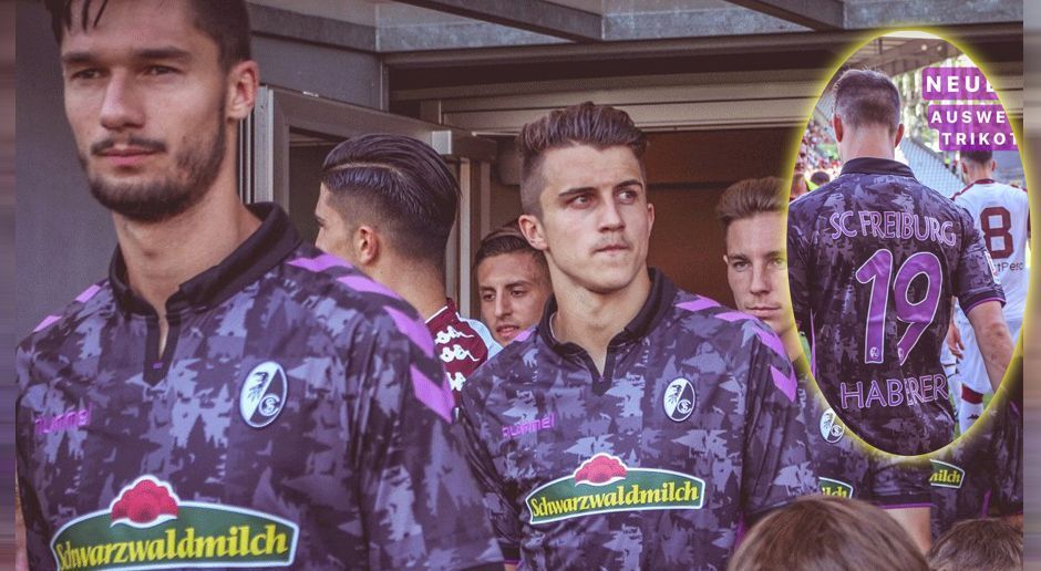 
                <strong>SC Freiburg</strong><br>
                Der SC Freiburg präsentiert kurz vor dem Bundesliga-Saisonstart sein neues Ausweichtrikot. Das Design und die Farben sind beim Klub aus dem Breisgau etwas sonderbar. Die Gesichtsausdrücke der Spieler zeigen: An dieses Trikot müssen sich auch die SCF-Kicker noch gewöhnen.
              