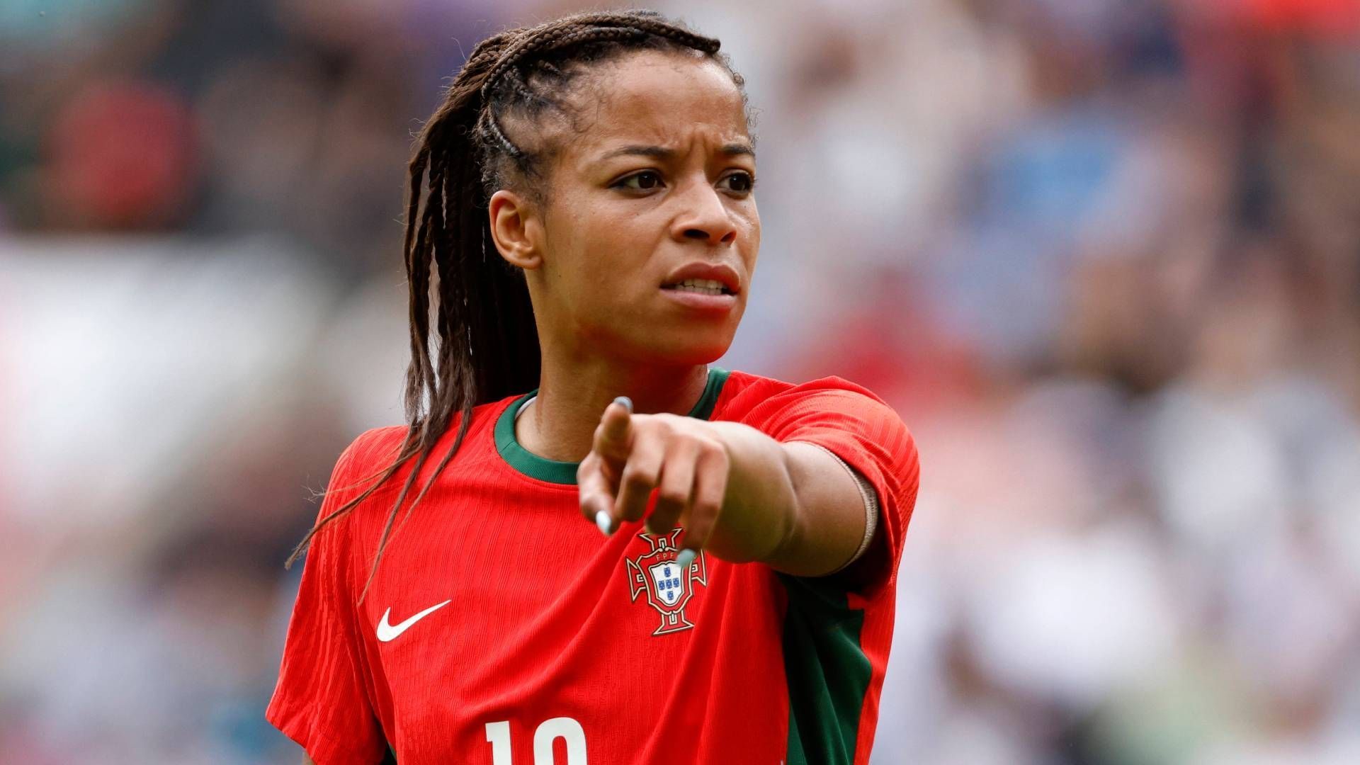 
                <strong>Portugal - Jessica Silva</strong><br>
                In der Gruppe E mit den Niederlanden und den USA ist Neuling Portugal nur Außenseiter, allerdings besitzt die Mannschaft durchaus Potenzial. Allen voran Angreiferin Jessica Silva, die auch schon für Olympique Lyon aktiv war. Viele der portugiesischen Spielerinnen sind im Futsal groß geworden, so auch Silva. Auf dem Platz ist die Offensivspielerinnen immer für Unterhaltung und die verrückten Dinge gut.
              