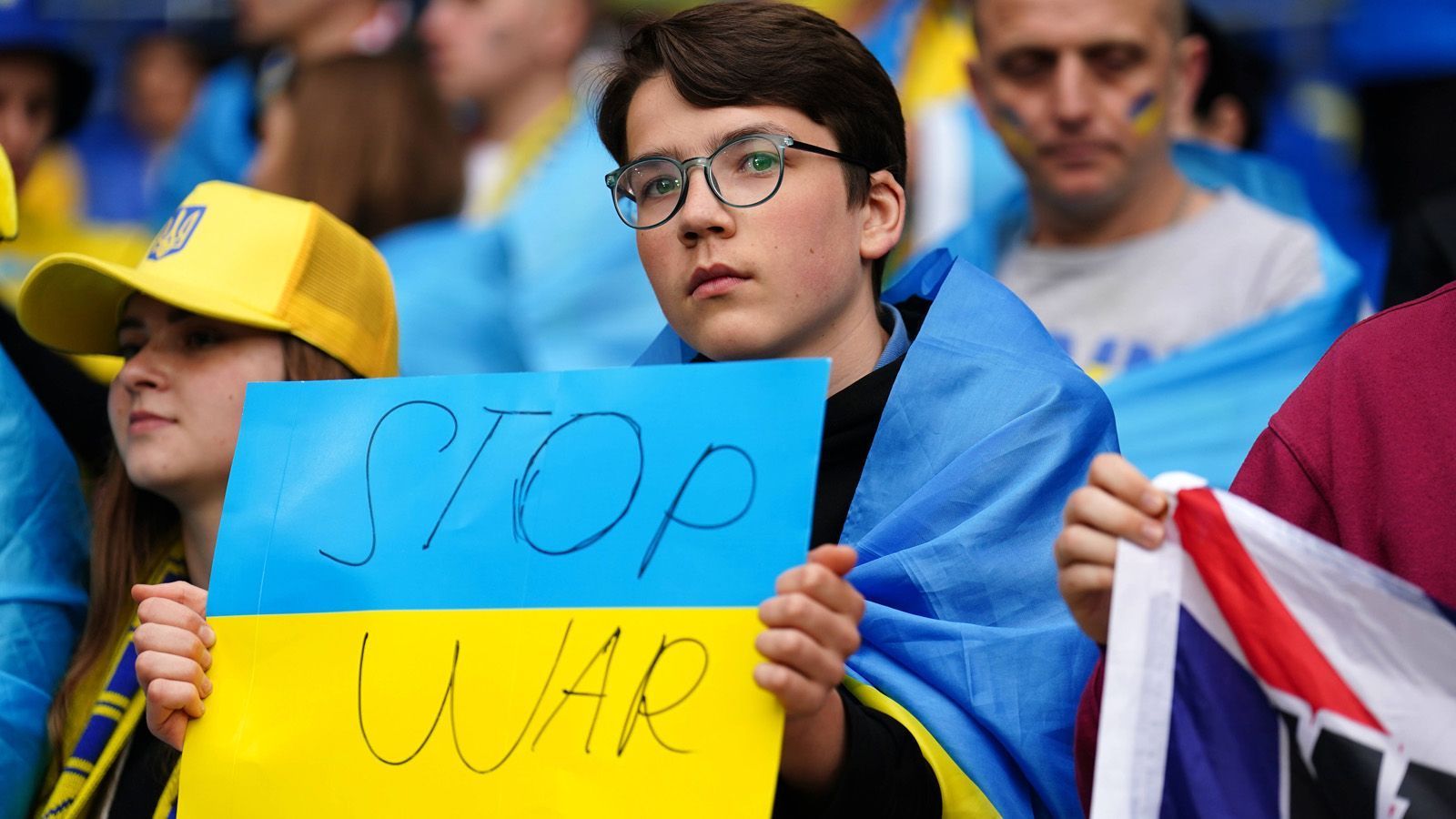 
                <strong>Stoppt den Krieg</strong><br>
                Einige Fans hatten auch klare Botschaften dabei. Über allem stand die Forderung: "Stoppt den Krieg!"
              