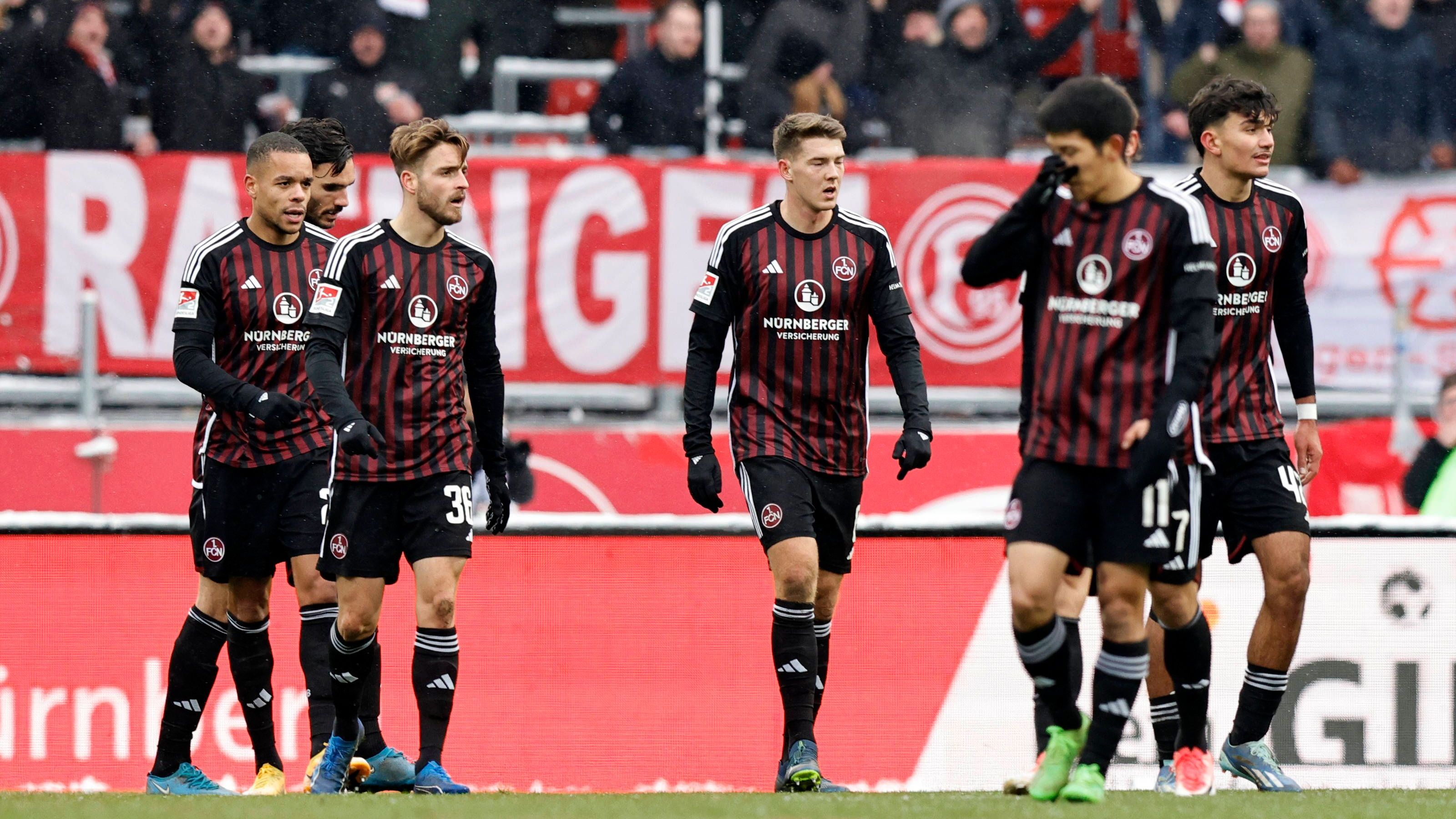 <strong>1. FC Kaiserslautern - 1. FC Nürnberg</strong><br>Auch die besser platzierten Nürnberger kassierten am Wochenende eine deutliche 0:5-Heimklatsche gegen Düsseldorf. Es ist also ein 50:50-Duell zweier kriselnder Klubs. <strong><em>ran</em>-Prognose:</strong> Der Trainer-Effekt und der Heim-Vorteil machen am Ende den Unterschied. Lautern setzt sich knapp gegen Nürnberg durch.