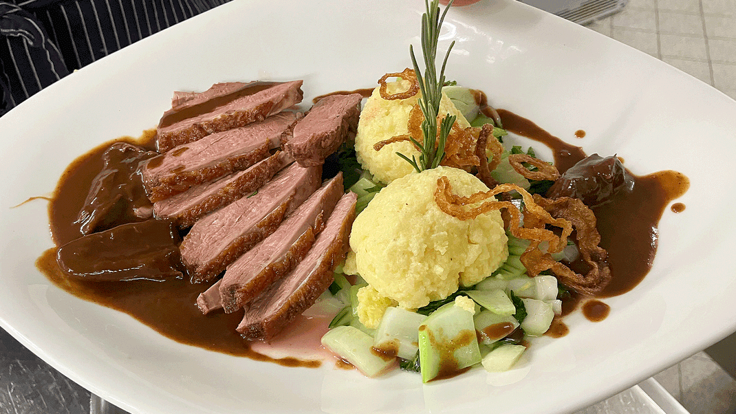 Rosa gebratene Bio-Entenbrust, Pak Choi und Polenta Knödel