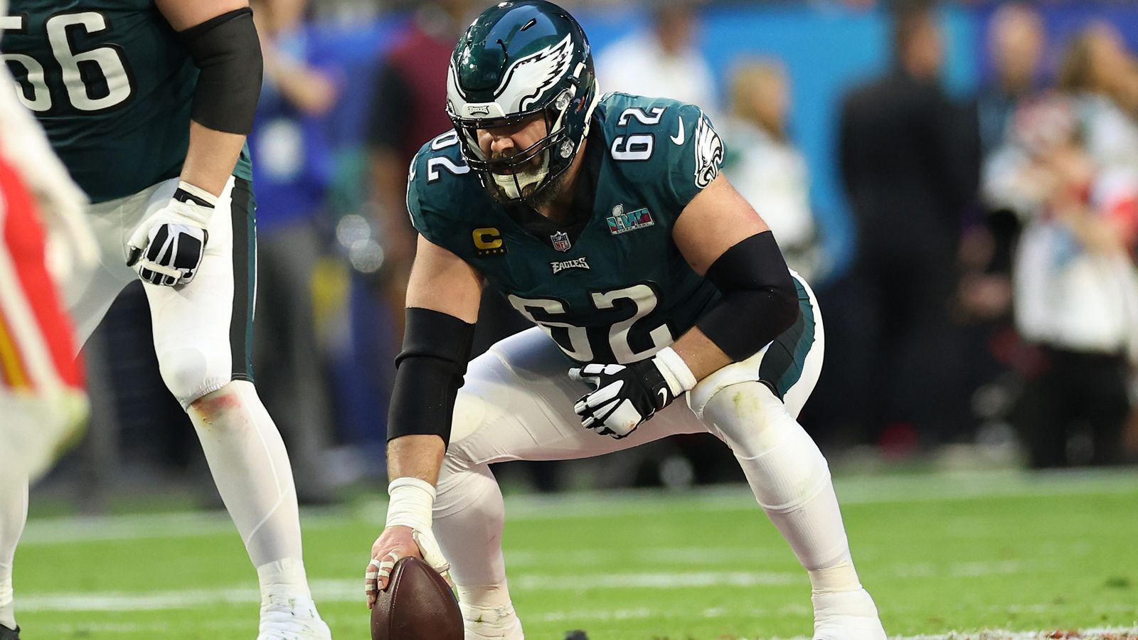 
                <strong>Center: Jason Kelce (Philadelphia Eagles)</strong><br>
                Vertragsvolumen: 14,25 Millionen US-DollarDavon Grundgehalt in 2023: 14,25 Millionen US-DollarEr ist der bestbezahlte Center der Liga in der kommenden Saison. Und dennoch unterbezahlt. Während andere Center aufgrund ihres Alters Vertragsvolumen um die 50-60 Millionen bekommen, gibt sich Kelce mit den 14,25 Mio. zufrieden. Doch auch wenn er zur älteren Garde gehört, ist er unfassbar konstant und verbessert auch seine Mitspieler. Hätte Kelce die Eagles verlassen wollen, hätte er eventuell auch mehr Geld rausschlagen können. Doch darum geht es ihm nicht. 
              