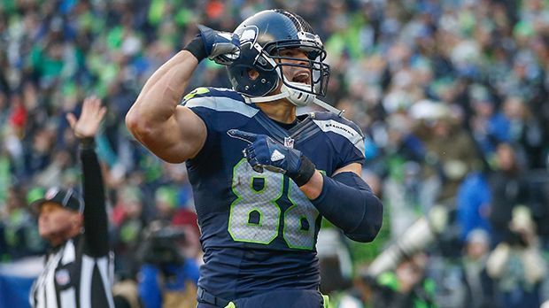 
                <strong>Jimmy Graham</strong><br>
                Jimmy Graham erholt sich immer noch von seiner Kniescheibenverletzung und braucht noch einige Zeit, um wieder Football spielen zu können. Bitter für den Tight End: Ohne ihn erzielte die Seattle-Offense durchschnittlich 31,2 Punkte in den letzten fünf Regular-Season-Spielen. Das zeigt, dass das Team auch ohne ihn klar kommt. Durch eine Entlassung würden die Seahawks 9 Millionen Dollar sparen. Dennoch scheint eine Trennung unwahrscheinlich, denn Pete Carroll sprach sich bereits klar für eine weitere Zusammenarbeit mit dem Star-Tight-End aus. Prognose: Graham bleibt bei den Seahawks.
              