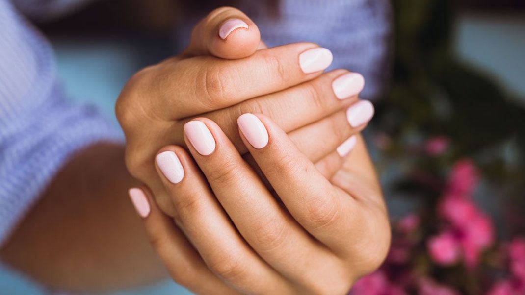 Nagelhaut aufweichen, zurückschieben und überschüssige Nagelhaut entfernen – einfache Tipps mit großer Wirkung!