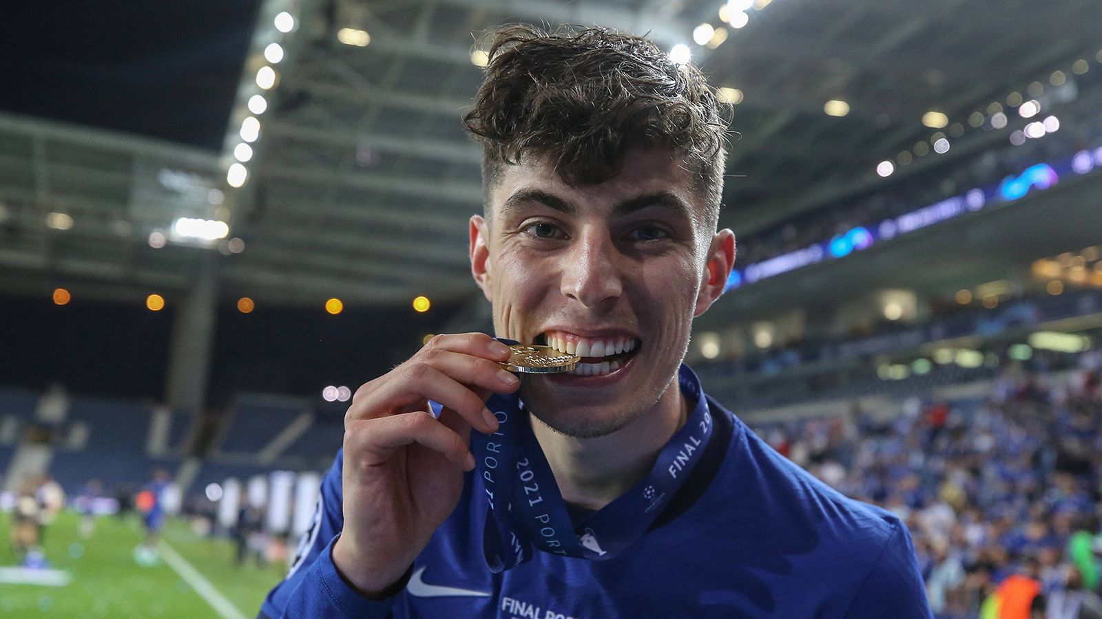<strong>Erneuter Transfer-Irrsinn beim FC Chelsea</strong><br>Und wie bereits erwähnt, lässt sich an dieser Transfer-"Strategie" ein weiteres Problem ablesen. Auch vor der Übernahme von Todd Boehly und Konsorten hatte man an der Stamford Bridge kein Problem damit, große Summe auszugeben. Nur passierte das damals im Gegenzug für Weltklasse-Spieler oder welche, die Weltklasse-Potential besaßen. Mateo Kovacic, Kai Havertz, Ben Chillwell oder Romelu Lukaku sind Namen, die zur Abramowitsch-Zeit für großes Geld verpflichtet wurden.
