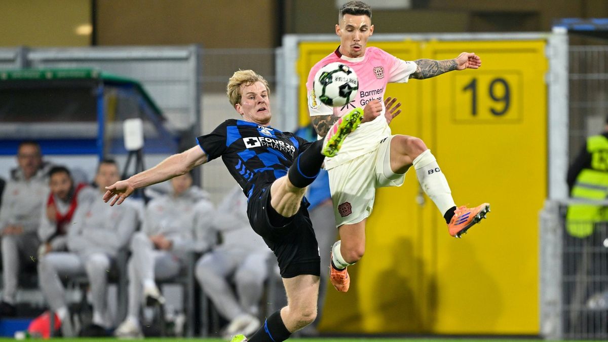 Grimaldo (r.) traf mit Bayer auf einen mutigen Gegner