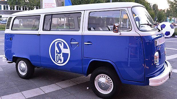 
                <strong>Schalke 04</strong><br>
                Schalke 04: In Gelsenkirchen werden Profis, Betreuer und Offizielle mit den neuesten Modellen aus dem Angebot von VW ausgestattet. Dieser Kleinbus zählt aber nicht zum Fuhrpark der "Knappen"-Stars.
              