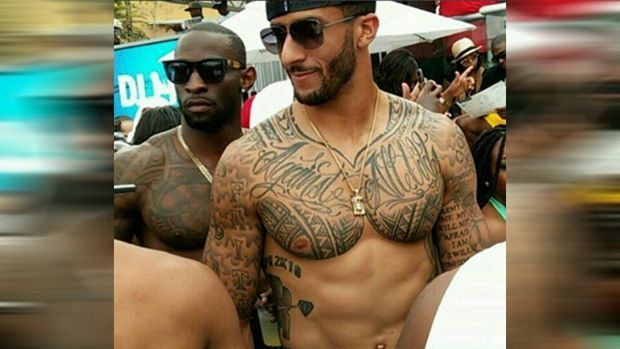 
                <strong>Colin Kaepernick</strong><br>
                Colin Kaepernick (Free Agent): Der Brust- und Armbereich des Quarterbacks ist verziert, der Bauch ist frei. 
              