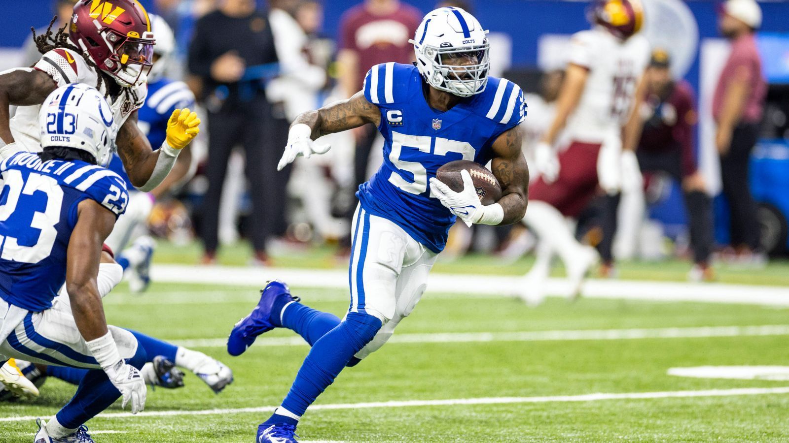 
                <strong>Shaquille Leonard (Indianapolis Colts)</strong><br>
                Was Jonathan Taylor bei den Indianapolis Colts in der Offense ist, ist Shaquille Leonard in der Defense. Der Middle Linebacker agiert als Chef der Defense der Colts - wenn er denn einsatzbereit ist. Analog zu Taylor verpasste auch er in der Saison 2022 viele Spiele verletzungsbedingt. An die Patriots, den Gegner in Frankfurt, hat Leonard derweil gute Erinnerungen: 2021 fing er eine am Ende spielentscheidende Interception in der Red Zone.
              