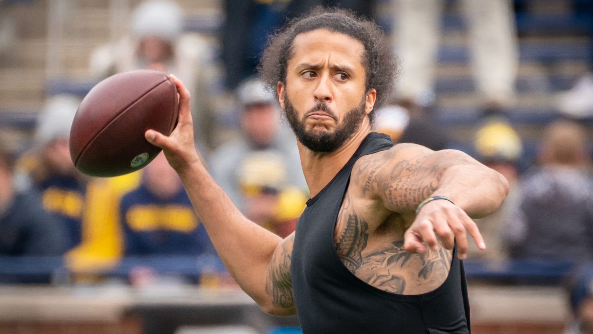 
                <strong>Colin Kaepernick: 100-1</strong><br>
                Überraschend taucht Kaepernick in dieser Liste auf - auch wenn diesem Szenario lediglich eine Quote von 100-1 zugrunde liegt. Eine NFL-Rückkehr des einstigen 49ers-Quarterbacks ist nahezu ausgeschlossen. Aber die Raiders haben Kaepernick im vergangenen Jahr zumindest einmal zu einem Workout eingeladen - damit waren sie das bisher einzige Team, das dies gemacht hat, seitdem der 35-Jährige 2017 Free Agent wurde.
              