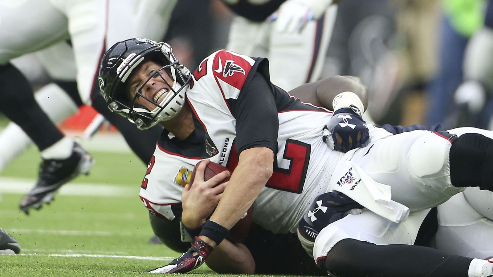 
                <strong>Verlierer: Atlanta Falcons</strong><br>
                Vor gut zweieinhalb Jahren standen die Atlanta Falcons noch im Super Bowl. Nun sind sie die größte Enttäuschung der bisherigen Saison. Gegen die Houston Texans kassierte das Team von Trainer Dan Quinn die vierte Niederlage im fünften Spiel und ließ dabei sage und schreibe 53 Punkte zu. Pro Spiel gelangen den gegnerischen Mannschaften im Schnitt 30,4 Punkte - nur die Miami Dolphins ließen mehr zu. Das Passspiel um Matt Ryan funktioniert zwar, ist von den Yards her sogar das drittbeste der NFL. Doch was nützt das, wenn praktisch alle anderen Mannschaftsteile versagen?
              