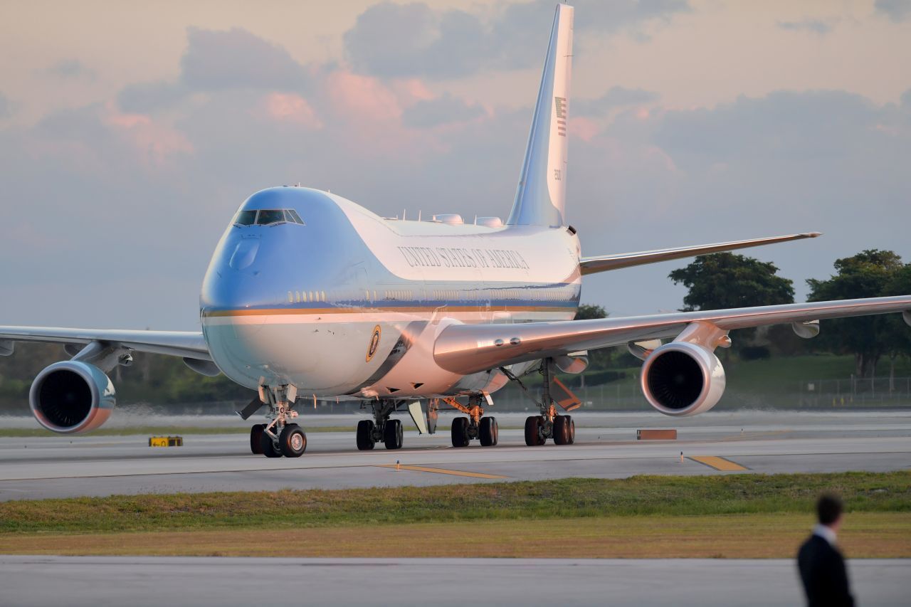 An der Nase der Air Force One, unter den Cockpit-Frontscheiben, befindet sich der Tankstutzen für die Luftbetankung.