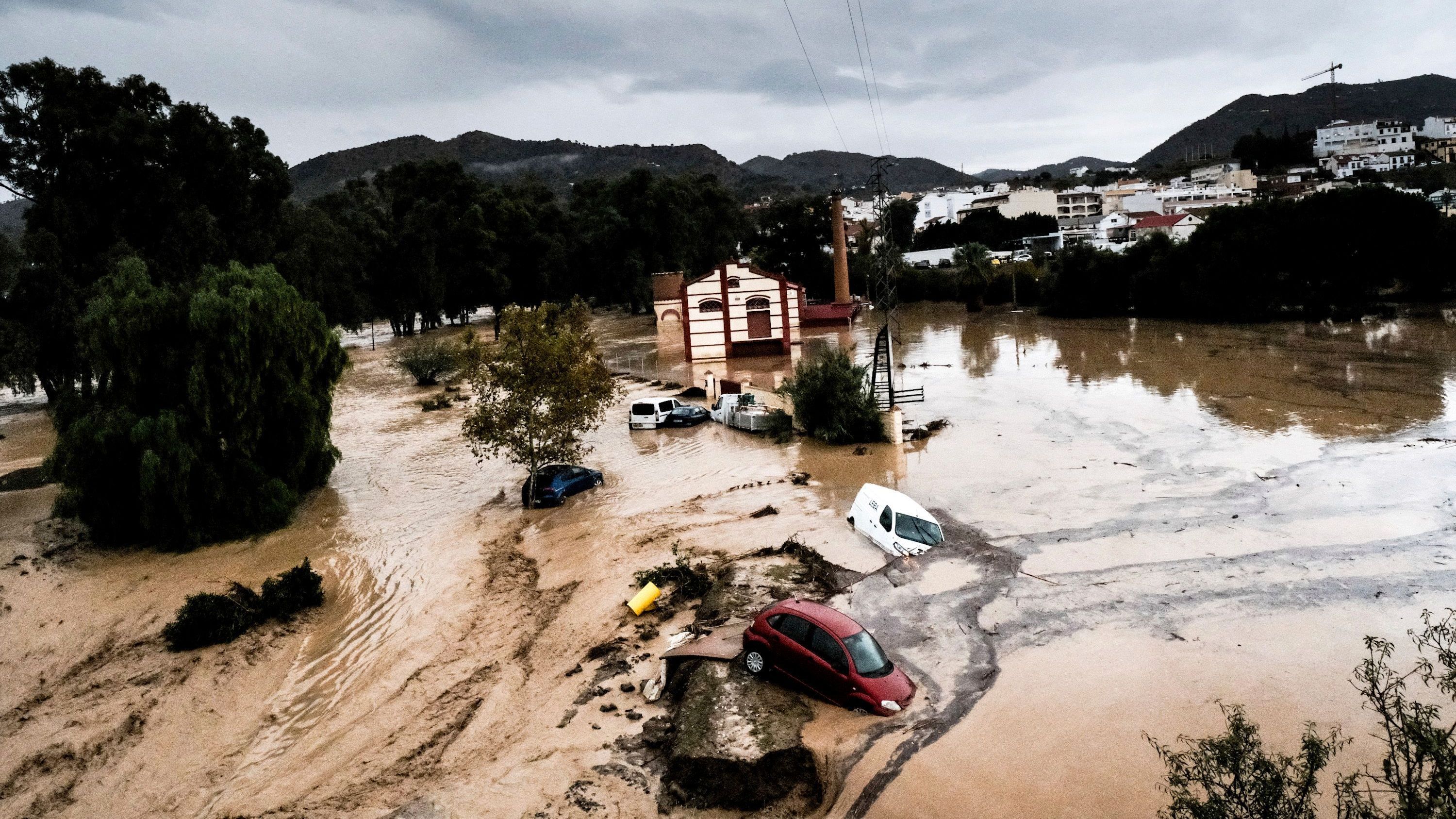 Após as violentas tempestades, os carros são levados pelas massas de água.