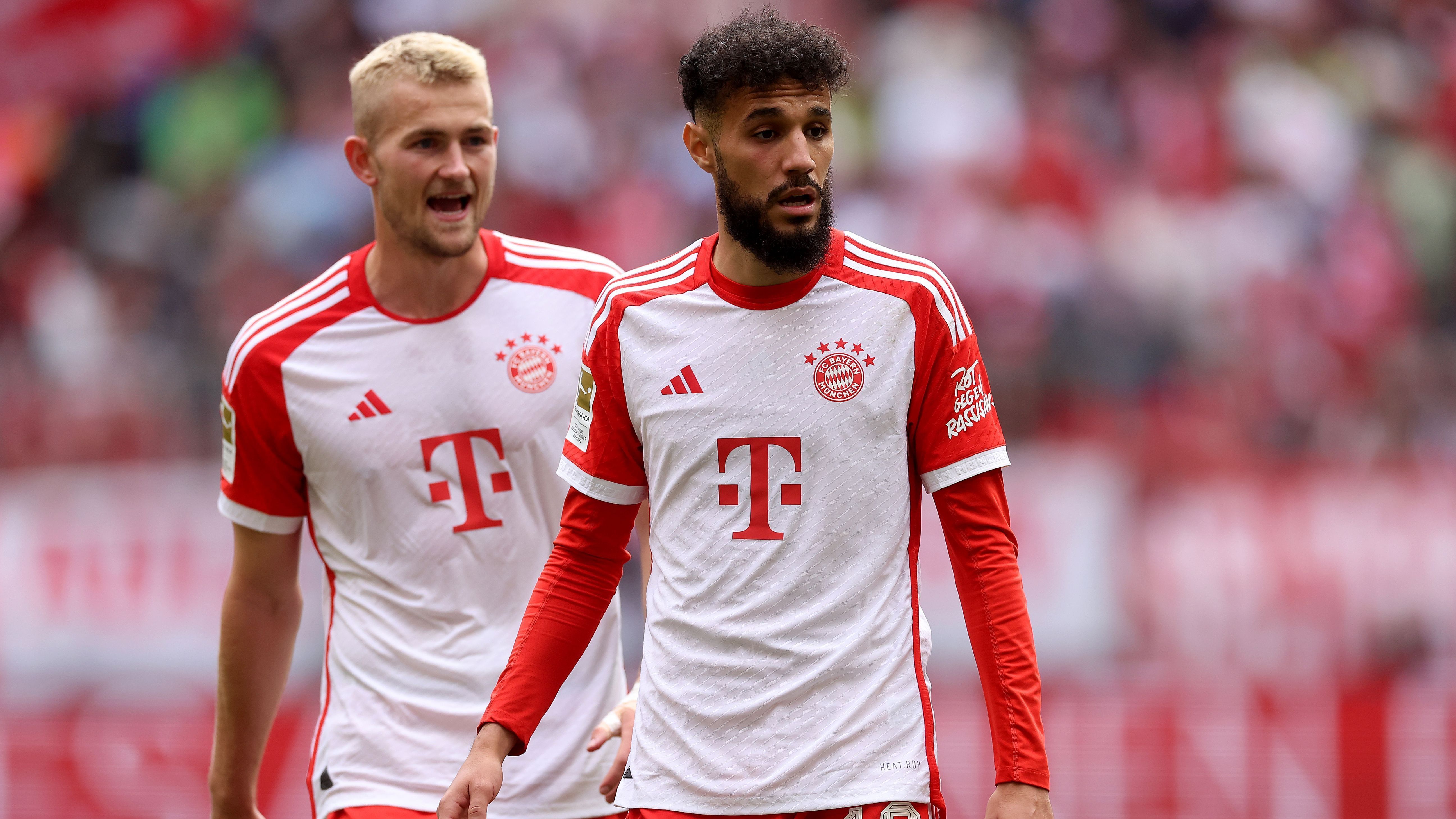 <strong>Matthijs de Ligt und Noussair Mazraoui (FC Bayern München)</strong><br>Der spektakuläre Doppel-Wechsel ist offenbar perfekt! Wie "Sky" und "The Athletic" übereinstimmend berichten, haben sich der FC Bayern und Manchester United sowohl bezüglich eines Transfers von Matthijs de Ligt als auch von Noussair Mazraoui vollständig geeinigt. Beide Abwehrspieler schließen sich offenbar in den kommenden Tagen den "Red Devils" an.