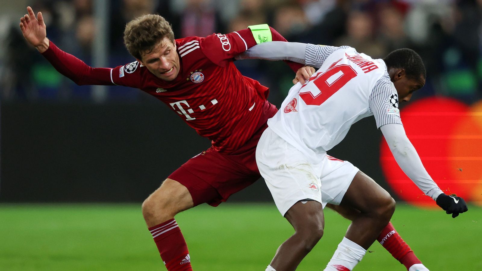 
                <strong>RB Salzburg gegen den FC Bayern München: Die Noten der FCB-Stars</strong><br>
                In einem umkämpften Champions League Achtelfinale Hinspiel trennten sich RB Salzburg und der FC Bayern München überraschend mit 1:1. ran hat die Noten der Bayern-Stars.
              